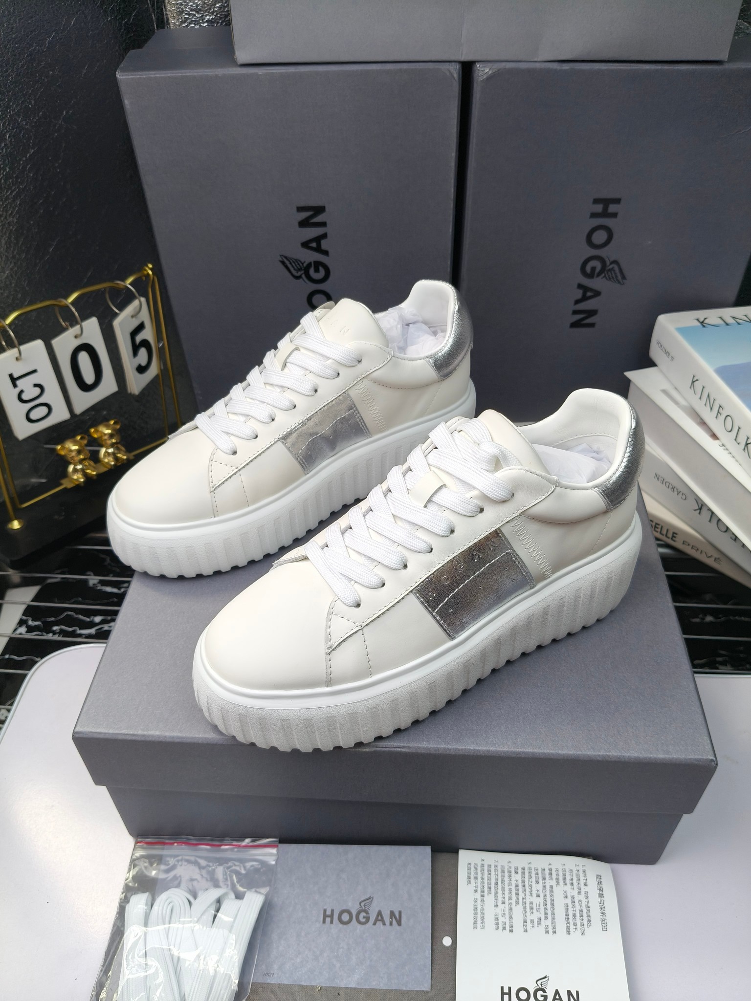 Hogan
散拿240
 N86最新饼干鞋，厚底鞋，飞艇鞋，情侣款运动鞋~~
小红书打卡款~~~增高6cm（泰酷辣）
面料：牛皮拼接色面料，皮革内里，透气网乳胶垫脚，H标复古风，
大底：抽真空PU发泡大底~~
男女款同色，经典百搭，休闲运动兼顾⚠️
女款35—41（40.41定做）
男款39—45（45.46定做） 
#小程序://微商相册/高清看款/8GeMGe4PXfxcl3l