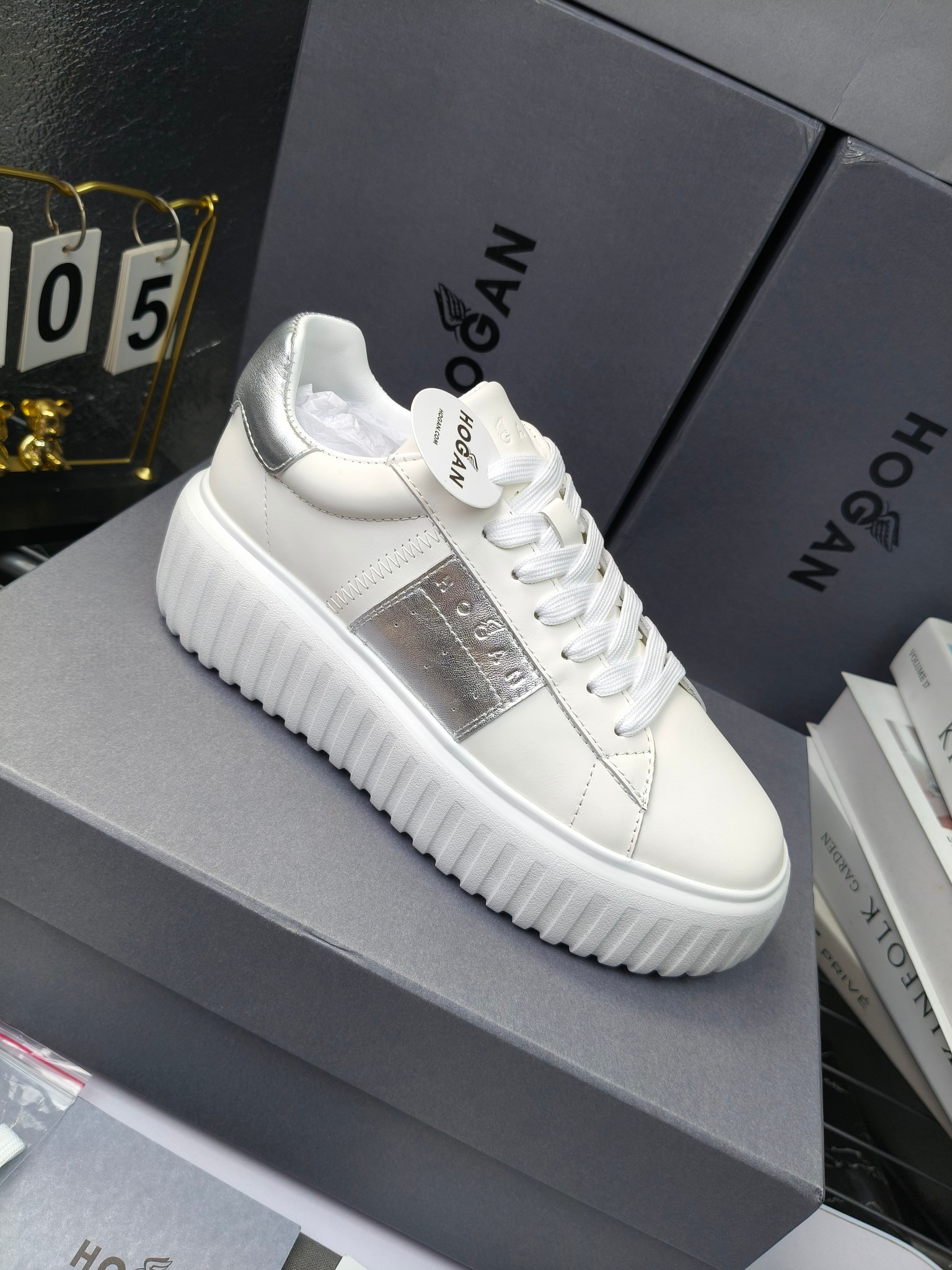 Hogan
散拿240
 N86最新饼干鞋，厚底鞋，飞艇鞋，情侣款运动鞋~~
小红书打卡款~~~增高6cm（泰酷辣）
面料：牛皮拼接色面料，皮革内里，透气网乳胶垫脚，H标复古风，
大底：抽真空PU发泡大底~~
男女款同色，经典百搭，休闲运动兼顾⚠️
女款35—41（40.41定做）
男款39—45（45.46定做） 
#小程序://微商相册/高清看款/8GeMGe4PXfxcl3l