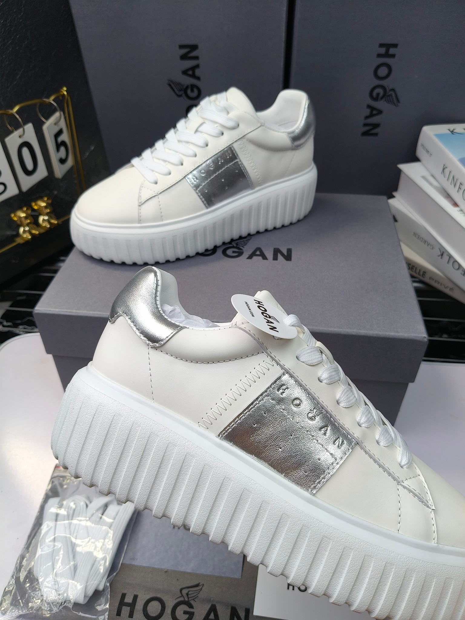 Hogan
散拿240
 N86最新饼干鞋，厚底鞋，飞艇鞋，情侣款运动鞋~~
小红书打卡款~~~增高6cm（泰酷辣）
面料：牛皮拼接色面料，皮革内里，透气网乳胶垫脚，H标复古风，
大底：抽真空PU发泡大底~~
男女款同色，经典百搭，休闲运动兼顾⚠️
女款35—41（40.41定做）
男款39—45（45.46定做） 
#小程序://微商相册/高清看款/8GeMGe4PXfxcl3l