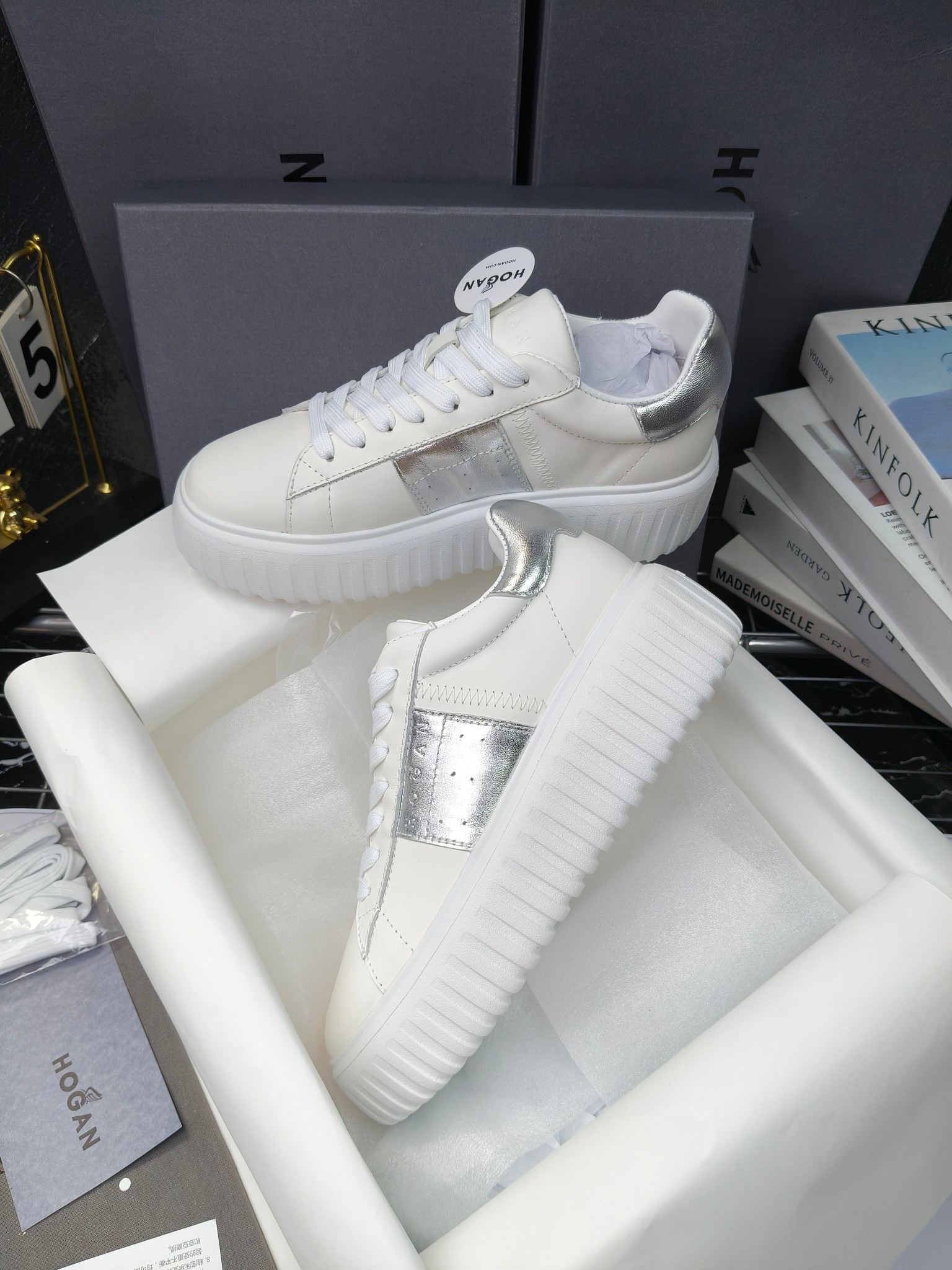 Hogan
散拿240
 N86最新饼干鞋，厚底鞋，飞艇鞋，情侣款运动鞋~~
小红书打卡款~~~增高6cm（泰酷辣）
面料：牛皮拼接色面料，皮革内里，透气网乳胶垫脚，H标复古风，
大底：抽真空PU发泡大底~~
男女款同色，经典百搭，休闲运动兼顾⚠️
女款35—41（40.41定做）
男款39—45（45.46定做） 
#小程序://微商相册/高清看款/8GeMGe4PXfxcl3l