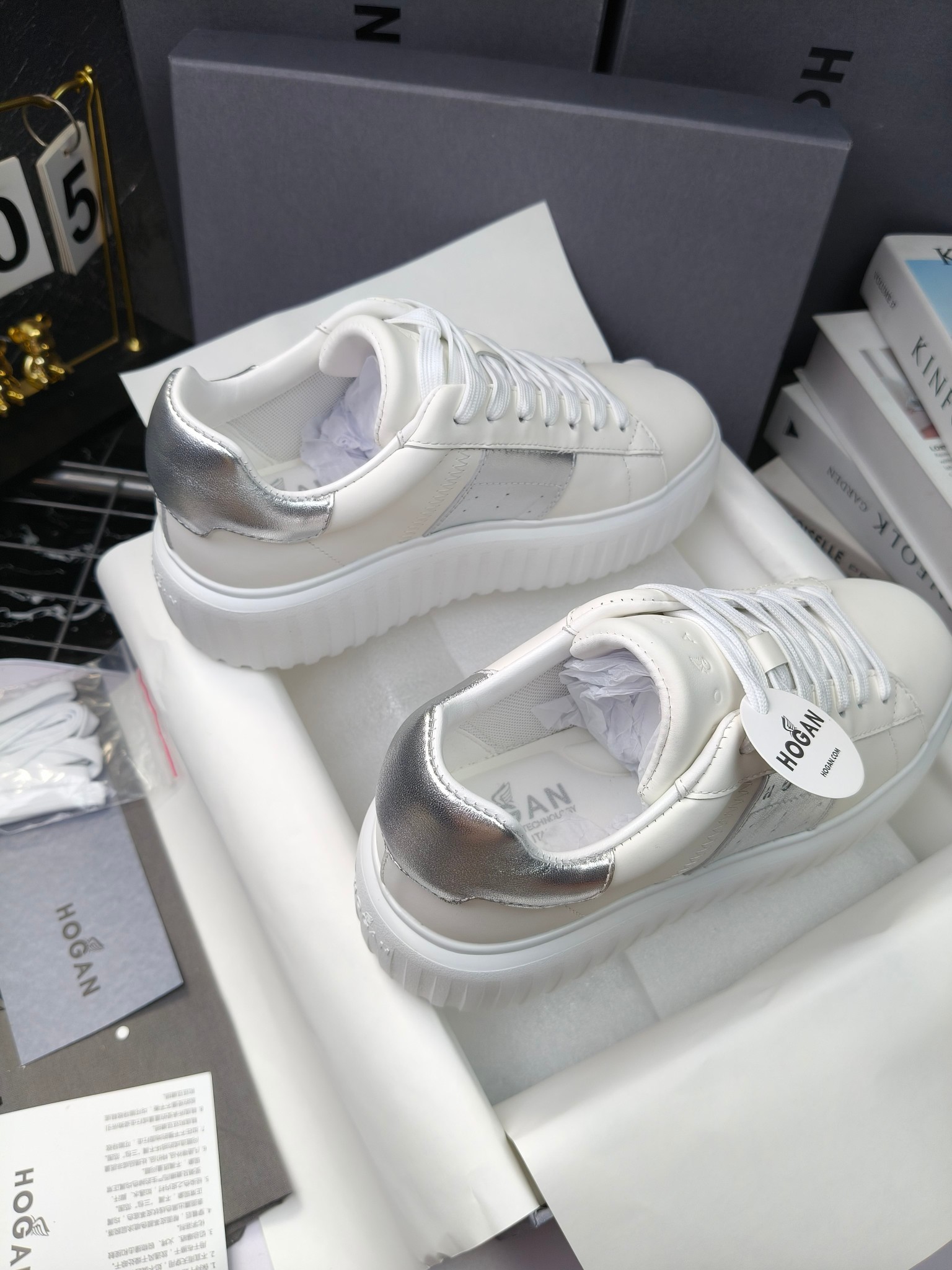 Hogan
散拿240
 N86最新饼干鞋，厚底鞋，飞艇鞋，情侣款运动鞋~~
小红书打卡款~~~增高6cm（泰酷辣）
面料：牛皮拼接色面料，皮革内里，透气网乳胶垫脚，H标复古风，
大底：抽真空PU发泡大底~~
男女款同色，经典百搭，休闲运动兼顾⚠️
女款35—41（40.41定做）
男款39—45（45.46定做） 
#小程序://微商相册/高清看款/8GeMGe4PXfxcl3l