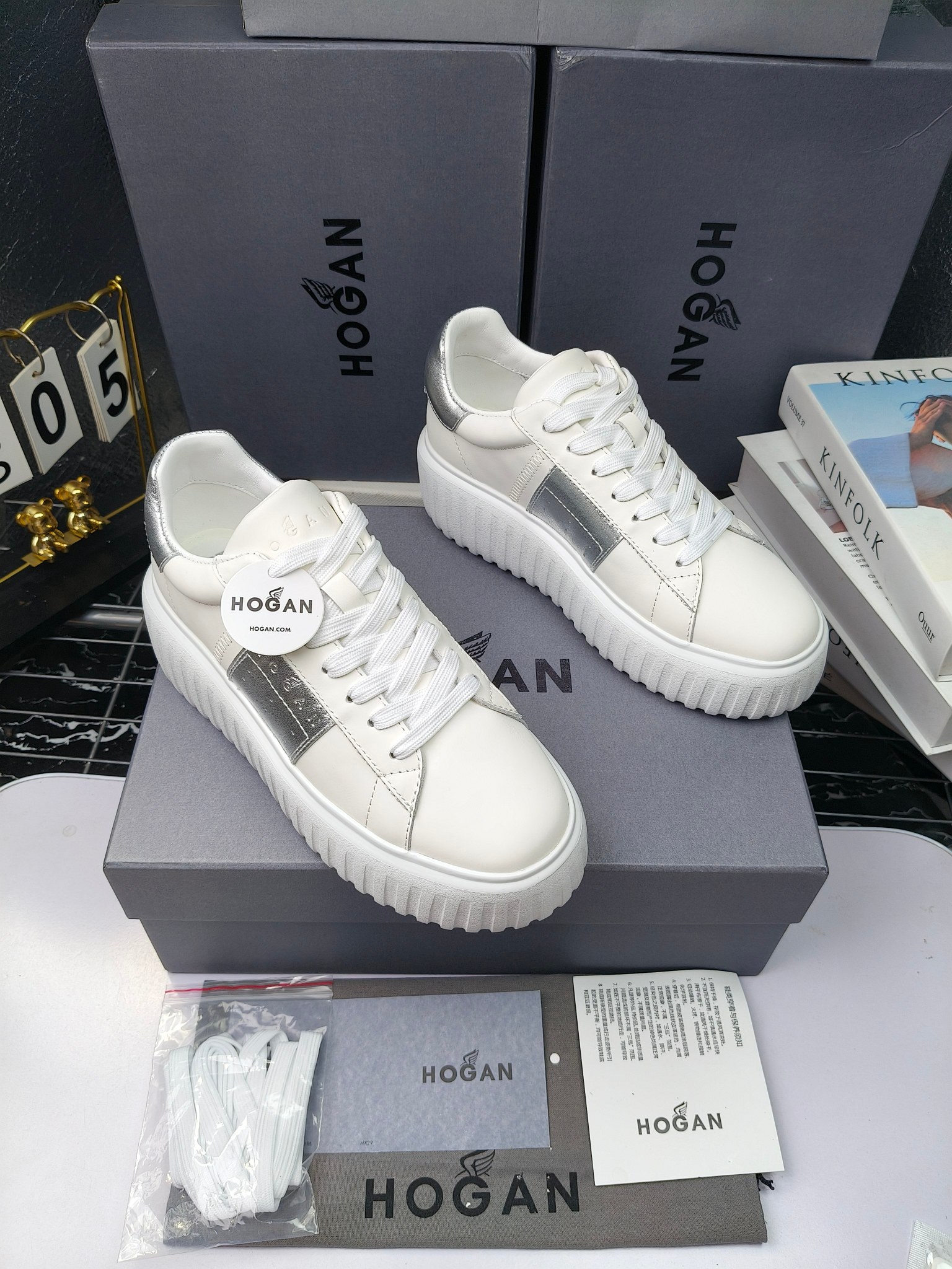 Hogan
散拿240
 N86最新饼干鞋，厚底鞋，飞艇鞋，情侣款运动鞋~~
小红书打卡款~~~增高6cm（泰酷辣）
面料：牛皮拼接色面料，皮革内里，透气网乳胶垫脚，H标复古风，
大底：抽真空PU发泡大底~~
男女款同色，经典百搭，休闲运动兼顾⚠️
女款35—41（40.41定做）
男款39—45（45.46定做） 
#小程序://微商相册/高清看款/8GeMGe4PXfxcl3l