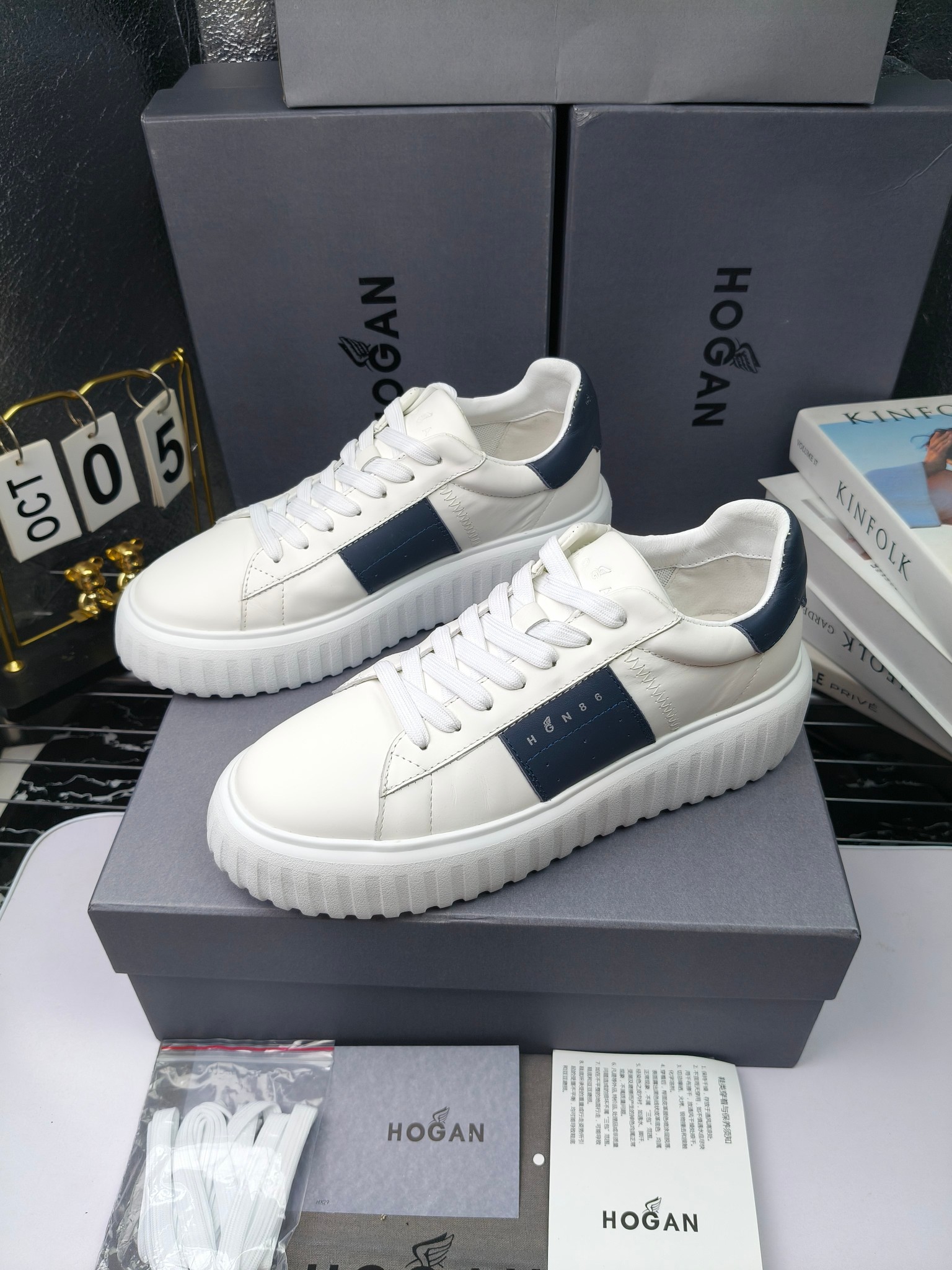 Hogan
散拿240
 N86最新饼干鞋，厚底鞋，飞艇鞋，情侣款运动鞋~~
小红书打卡款~~~增高6cm（泰酷辣）
面料：牛皮拼接色面料，皮革内里，透气网乳胶垫脚，H标复古风，
大底：抽真空PU发泡大底~~
男女款同色，经典百搭，休闲运动兼顾⚠️
女款35—41（40.41定做）
男款39—45（45.46定做） 
#小程序://微商相册/高清看款/8GeMGe4PXfxcl3l