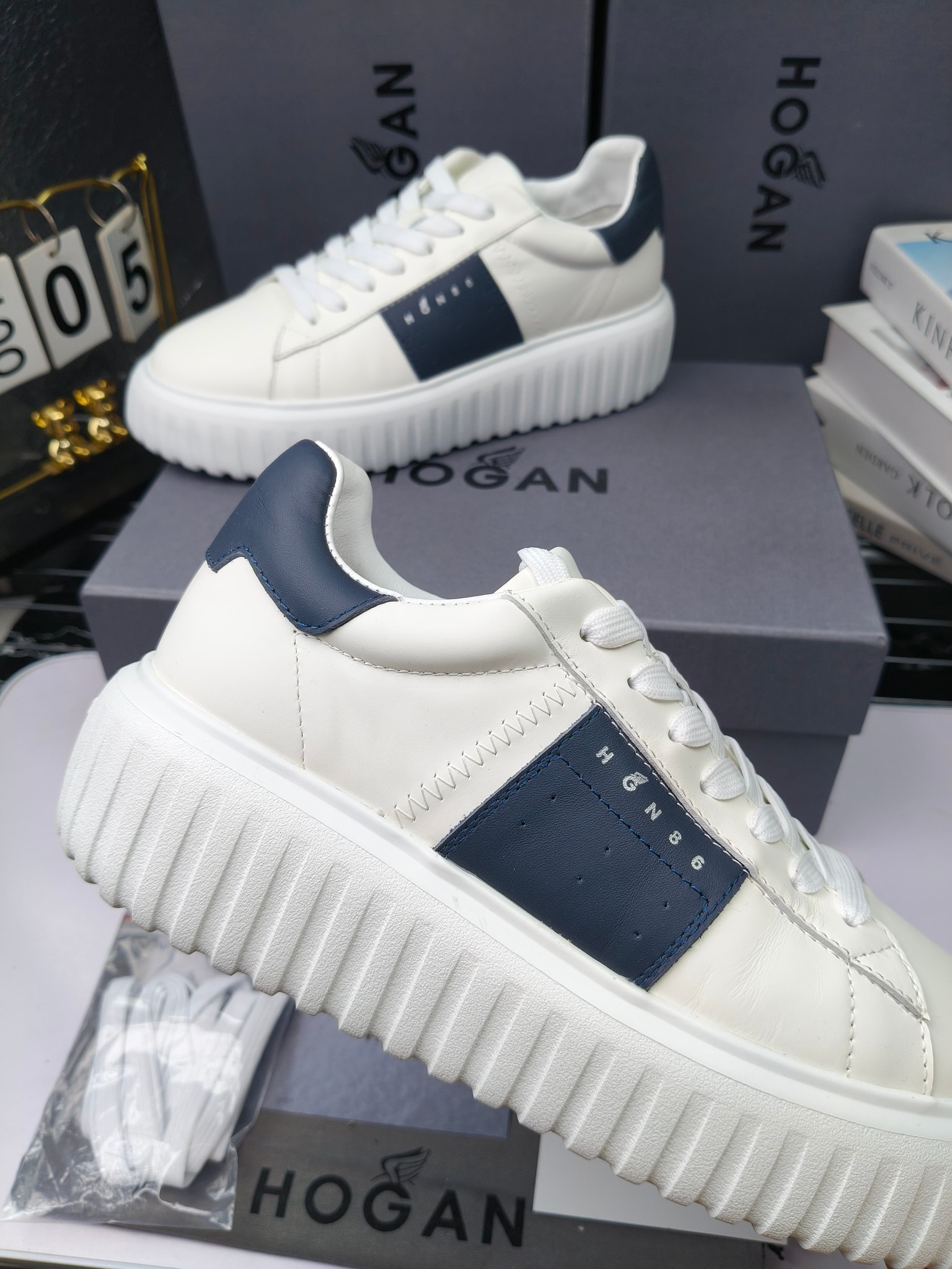 Hogan
散拿240
 N86最新饼干鞋，厚底鞋，飞艇鞋，情侣款运动鞋~~
小红书打卡款~~~增高6cm（泰酷辣）
面料：牛皮拼接色面料，皮革内里，透气网乳胶垫脚，H标复古风，
大底：抽真空PU发泡大底~~
男女款同色，经典百搭，休闲运动兼顾⚠️
女款35—41（40.41定做）
男款39—45（45.46定做） 
#小程序://微商相册/高清看款/8GeMGe4PXfxcl3l