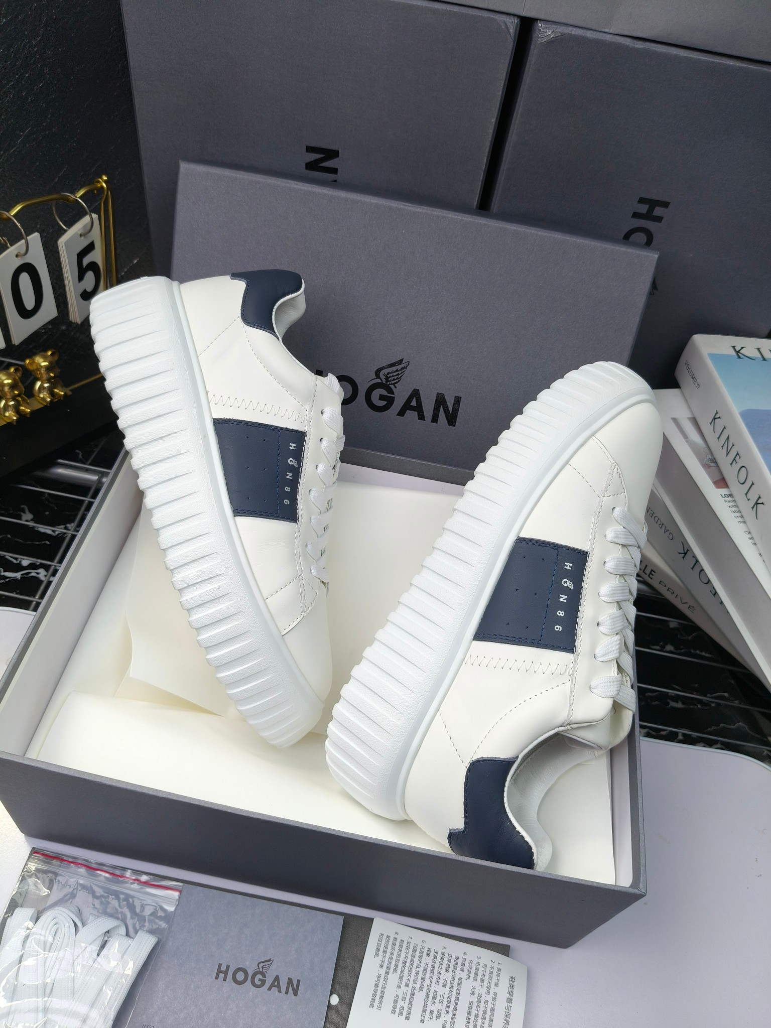 Hogan
散拿240
 N86最新饼干鞋，厚底鞋，飞艇鞋，情侣款运动鞋~~
小红书打卡款~~~增高6cm（泰酷辣）
面料：牛皮拼接色面料，皮革内里，透气网乳胶垫脚，H标复古风，
大底：抽真空PU发泡大底~~
男女款同色，经典百搭，休闲运动兼顾⚠️
女款35—41（40.41定做）
男款39—45（45.46定做） 
#小程序://微商相册/高清看款/8GeMGe4PXfxcl3l