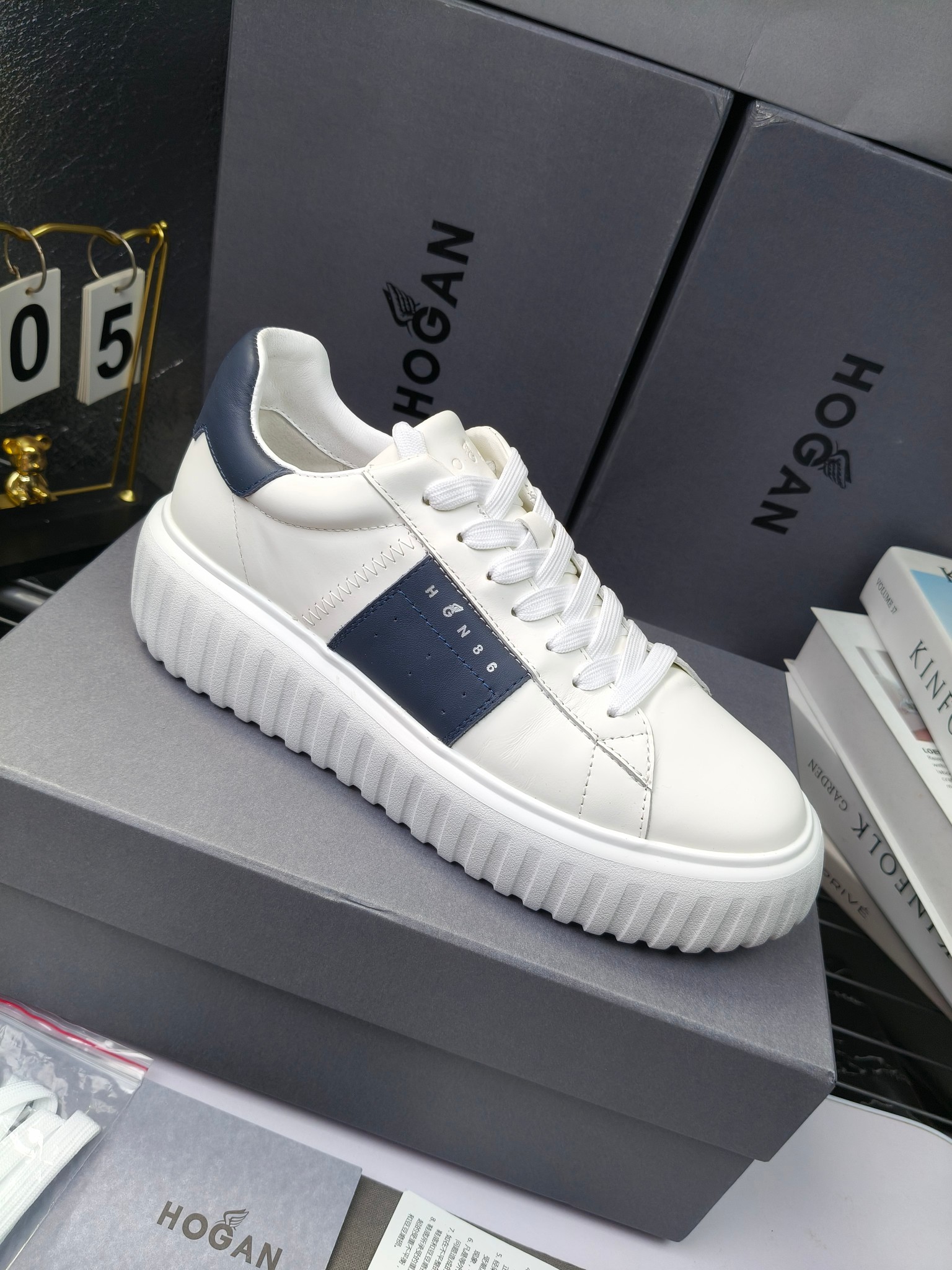 Hogan
散拿240
 N86最新饼干鞋，厚底鞋，飞艇鞋，情侣款运动鞋~~
小红书打卡款~~~增高6cm（泰酷辣）
面料：牛皮拼接色面料，皮革内里，透气网乳胶垫脚，H标复古风，
大底：抽真空PU发泡大底~~
男女款同色，经典百搭，休闲运动兼顾⚠️
女款35—41（40.41定做）
男款39—45（45.46定做） 
#小程序://微商相册/高清看款/8GeMGe4PXfxcl3l