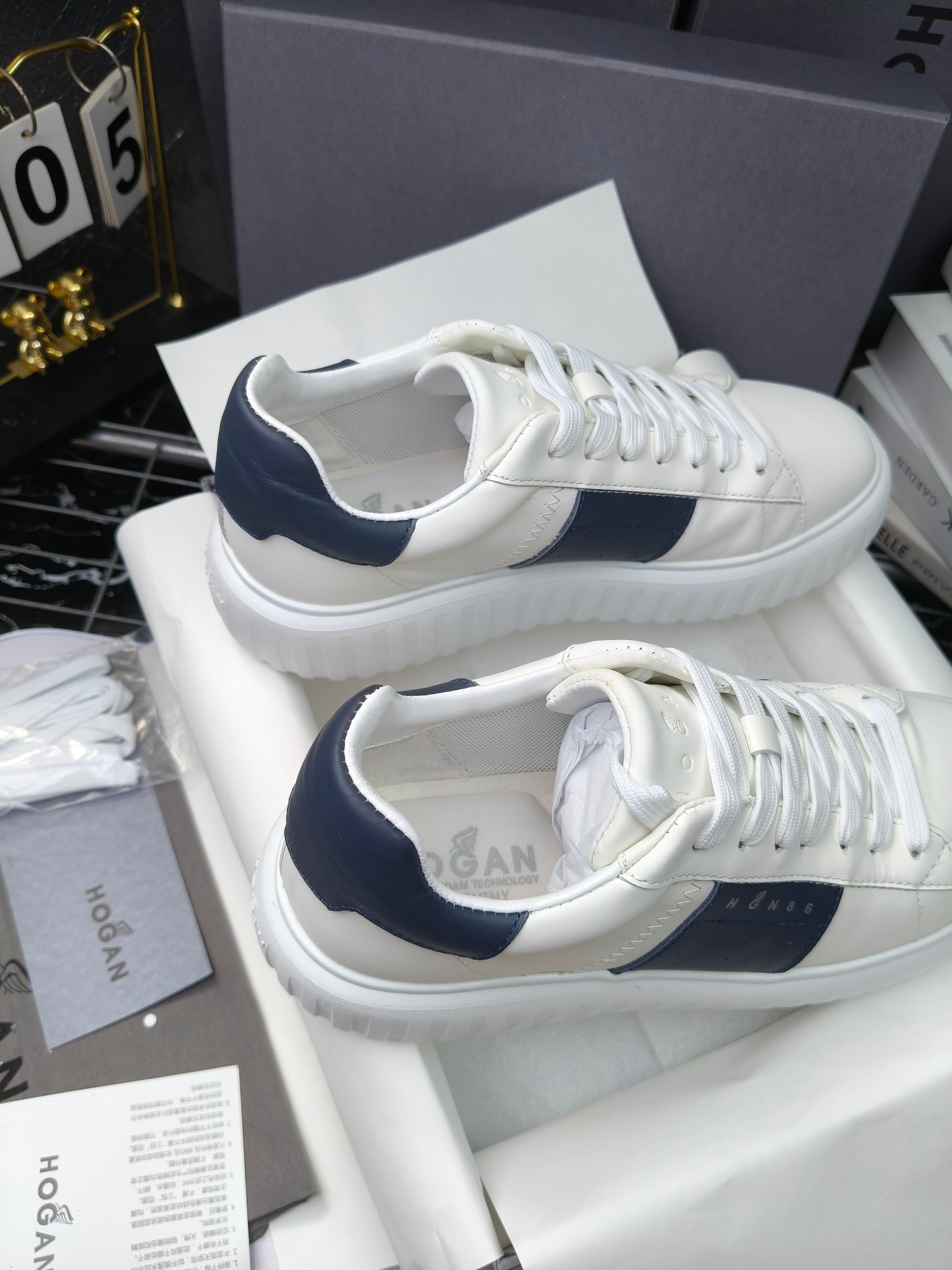 Hogan
散拿240
 N86最新饼干鞋，厚底鞋，飞艇鞋，情侣款运动鞋~~
小红书打卡款~~~增高6cm（泰酷辣）
面料：牛皮拼接色面料，皮革内里，透气网乳胶垫脚，H标复古风，
大底：抽真空PU发泡大底~~
男女款同色，经典百搭，休闲运动兼顾⚠️
女款35—41（40.41定做）
男款39—45（45.46定做） 
#小程序://微商相册/高清看款/8GeMGe4PXfxcl3l