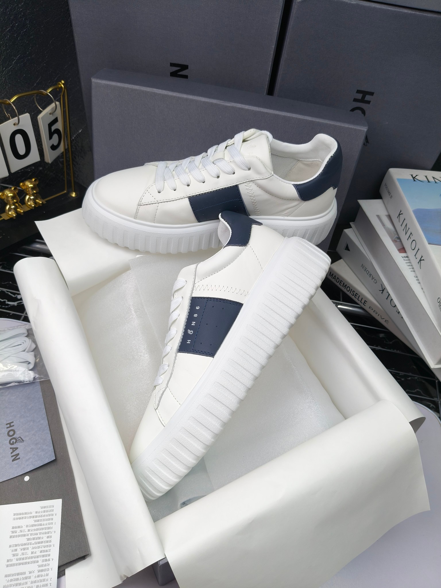 Hogan
散拿240
 N86最新饼干鞋，厚底鞋，飞艇鞋，情侣款运动鞋~~
小红书打卡款~~~增高6cm（泰酷辣）
面料：牛皮拼接色面料，皮革内里，透气网乳胶垫脚，H标复古风，
大底：抽真空PU发泡大底~~
男女款同色，经典百搭，休闲运动兼顾⚠️
女款35—41（40.41定做）
男款39—45（45.46定做） 
#小程序://微商相册/高清看款/8GeMGe4PXfxcl3l