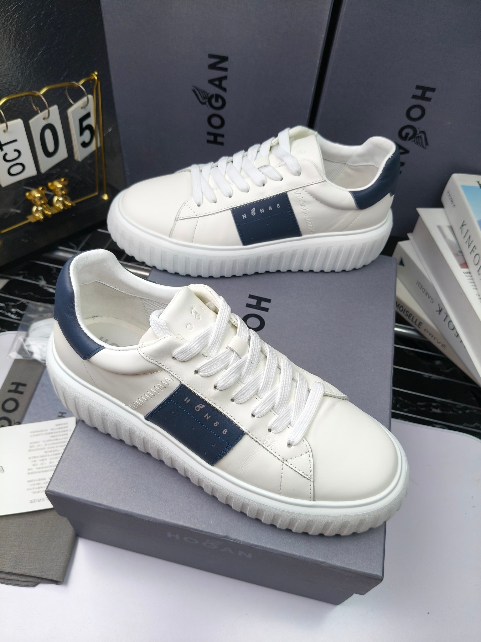 Hogan
散拿240
 N86最新饼干鞋，厚底鞋，飞艇鞋，情侣款运动鞋~~
小红书打卡款~~~增高6cm（泰酷辣）
面料：牛皮拼接色面料，皮革内里，透气网乳胶垫脚，H标复古风，
大底：抽真空PU发泡大底~~
男女款同色，经典百搭，休闲运动兼顾⚠️
女款35—41（40.41定做）
男款39—45（45.46定做） 
#小程序://微商相册/高清看款/8GeMGe4PXfxcl3l