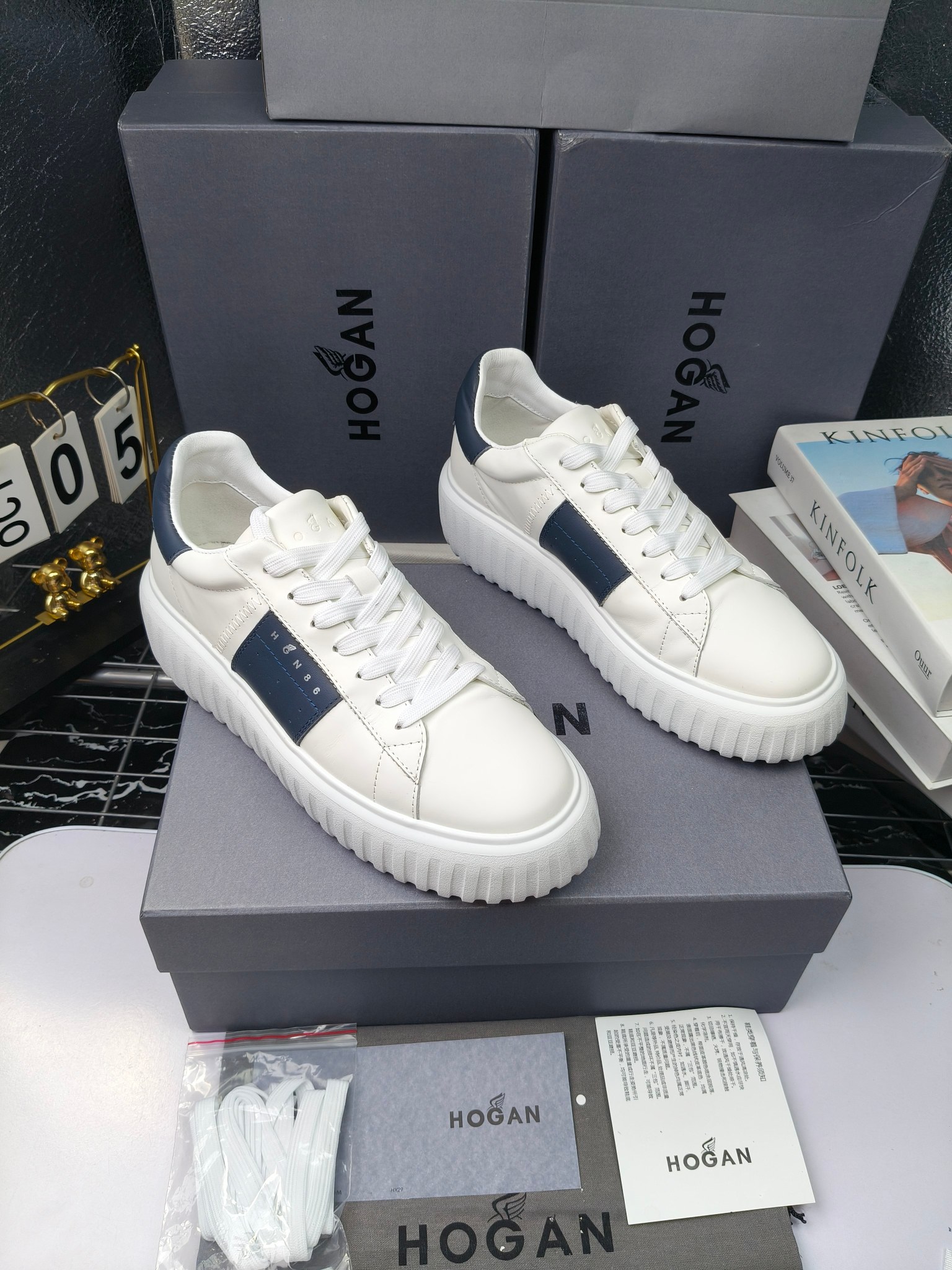 Hogan
散拿240
 N86最新饼干鞋，厚底鞋，飞艇鞋，情侣款运动鞋~~
小红书打卡款~~~增高6cm（泰酷辣）
面料：牛皮拼接色面料，皮革内里，透气网乳胶垫脚，H标复古风，
大底：抽真空PU发泡大底~~
男女款同色，经典百搭，休闲运动兼顾⚠️
女款35—41（40.41定做）
男款39—45（45.46定做） 
#小程序://微商相册/高清看款/8GeMGe4PXfxcl3l