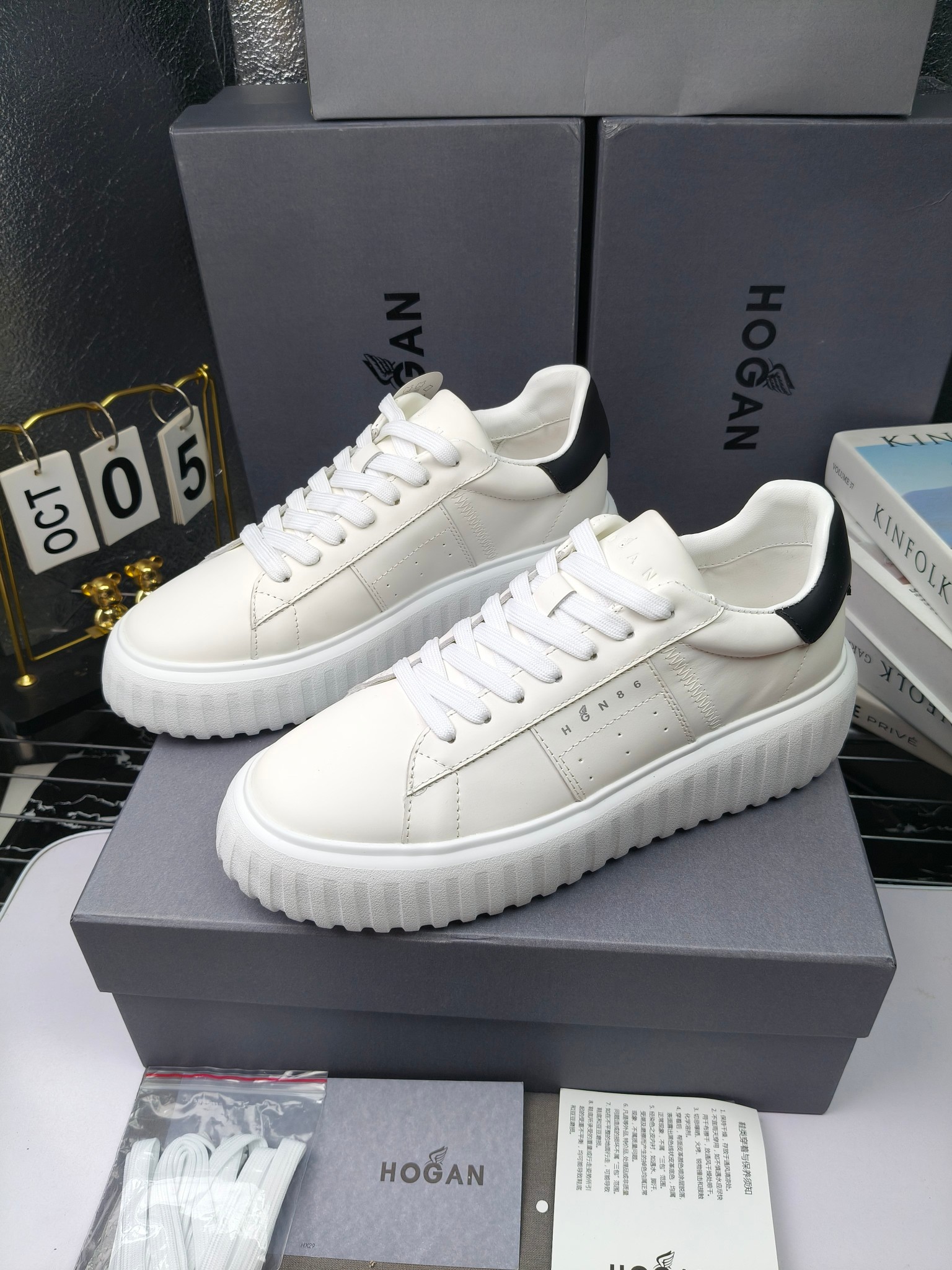 Hogan
散拿240
 N86最新饼干鞋，厚底鞋，飞艇鞋，情侣款运动鞋~~
小红书打卡款~~~增高6cm（泰酷辣）
面料：牛皮拼接色面料，皮革内里，透气网乳胶垫脚，H标复古风，
大底：抽真空PU发泡大底~~
男女款同色，经典百搭，休闲运动兼顾⚠️
女款35—41（40.41定做）
男款39—45（45.46定做） 
#小程序://微商相册/高清看款/8GeMGe4PXfxcl3l