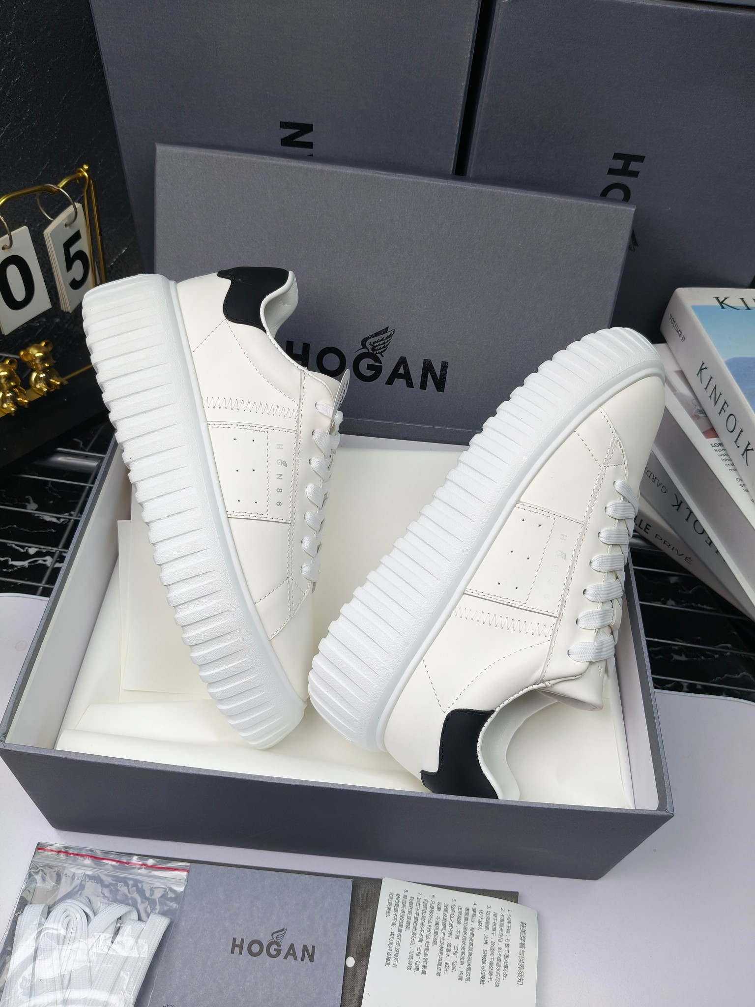 Hogan
散拿240
 N86最新饼干鞋，厚底鞋，飞艇鞋，情侣款运动鞋~~
小红书打卡款~~~增高6cm（泰酷辣）
面料：牛皮拼接色面料，皮革内里，透气网乳胶垫脚，H标复古风，
大底：抽真空PU发泡大底~~
男女款同色，经典百搭，休闲运动兼顾⚠️
女款35—41（40.41定做）
男款39—45（45.46定做） 
#小程序://微商相册/高清看款/8GeMGe4PXfxcl3l