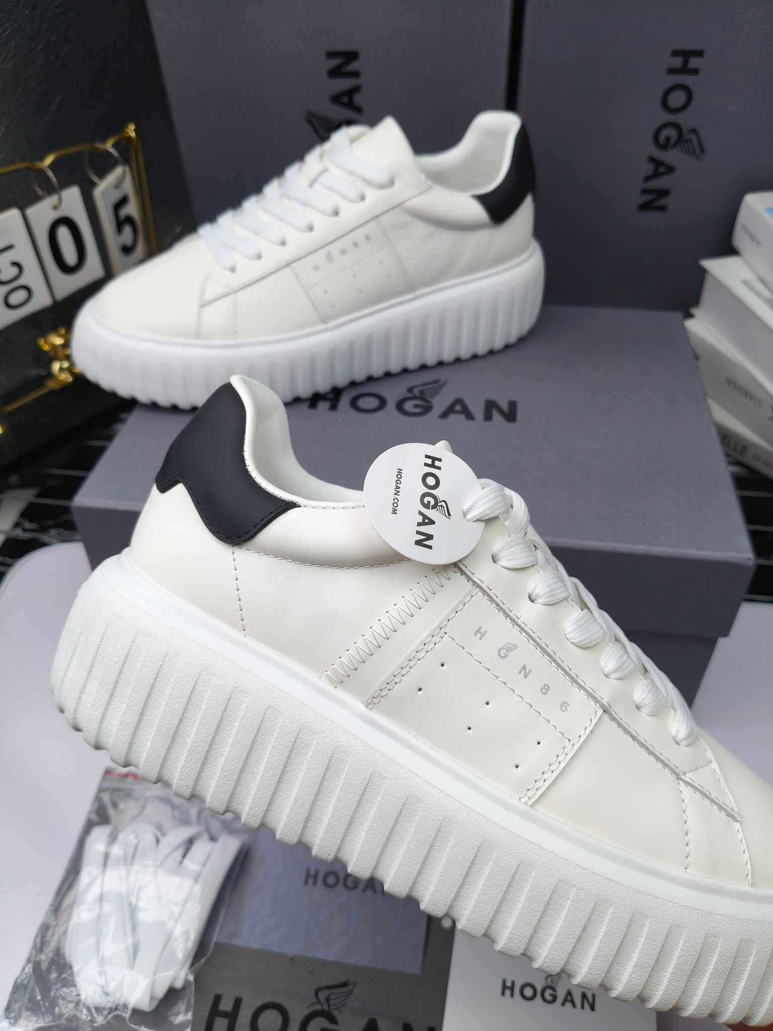 Hogan
散拿240
 N86最新饼干鞋，厚底鞋，飞艇鞋，情侣款运动鞋~~
小红书打卡款~~~增高6cm（泰酷辣）
面料：牛皮拼接色面料，皮革内里，透气网乳胶垫脚，H标复古风，
大底：抽真空PU发泡大底~~
男女款同色，经典百搭，休闲运动兼顾⚠️
女款35—41（40.41定做）
男款39—45（45.46定做） 
#小程序://微商相册/高清看款/8GeMGe4PXfxcl3l