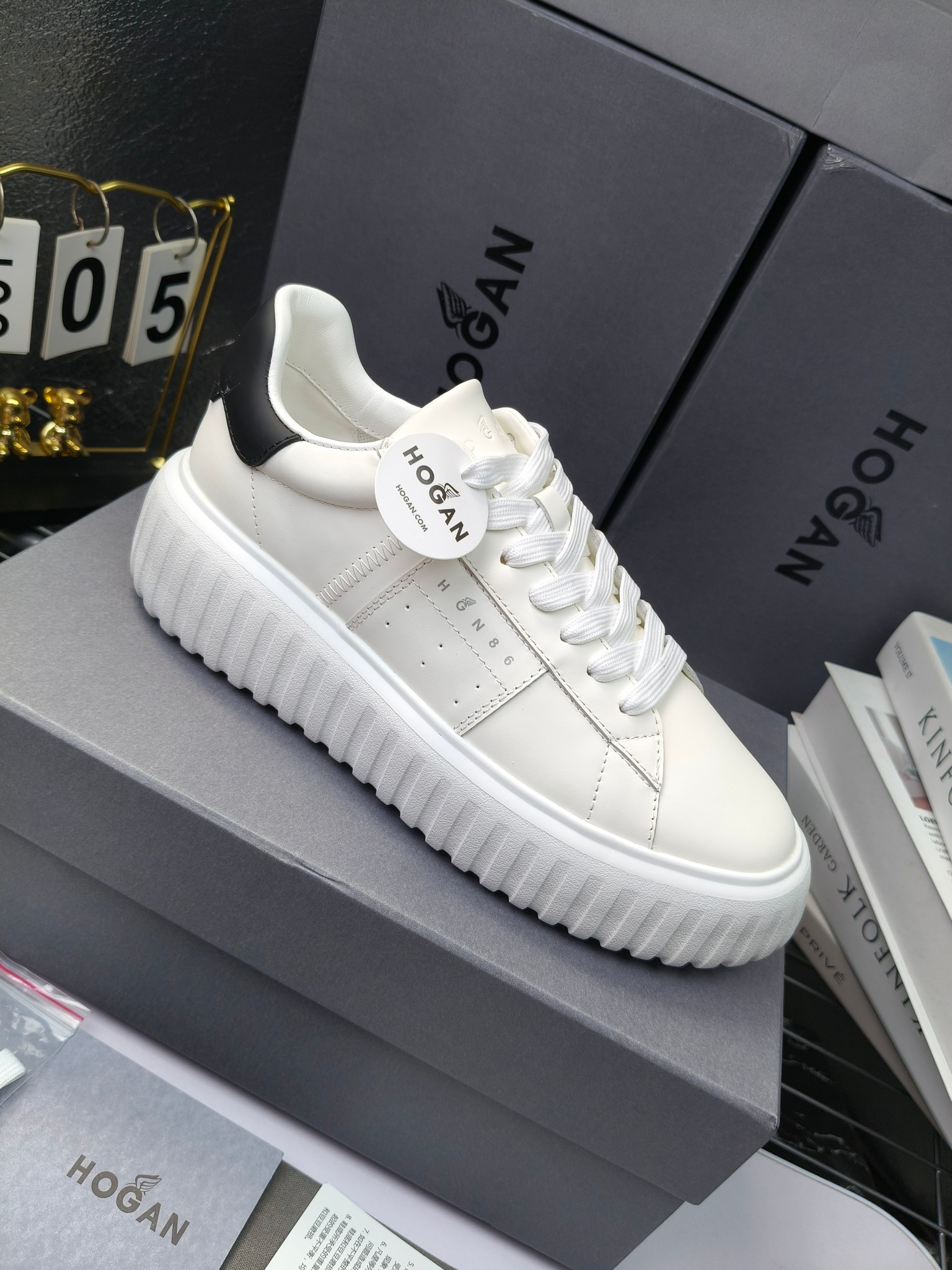 Hogan
散拿240
 N86最新饼干鞋，厚底鞋，飞艇鞋，情侣款运动鞋~~
小红书打卡款~~~增高6cm（泰酷辣）
面料：牛皮拼接色面料，皮革内里，透气网乳胶垫脚，H标复古风，
大底：抽真空PU发泡大底~~
男女款同色，经典百搭，休闲运动兼顾⚠️
女款35—41（40.41定做）
男款39—45（45.46定做） 
#小程序://微商相册/高清看款/8GeMGe4PXfxcl3l