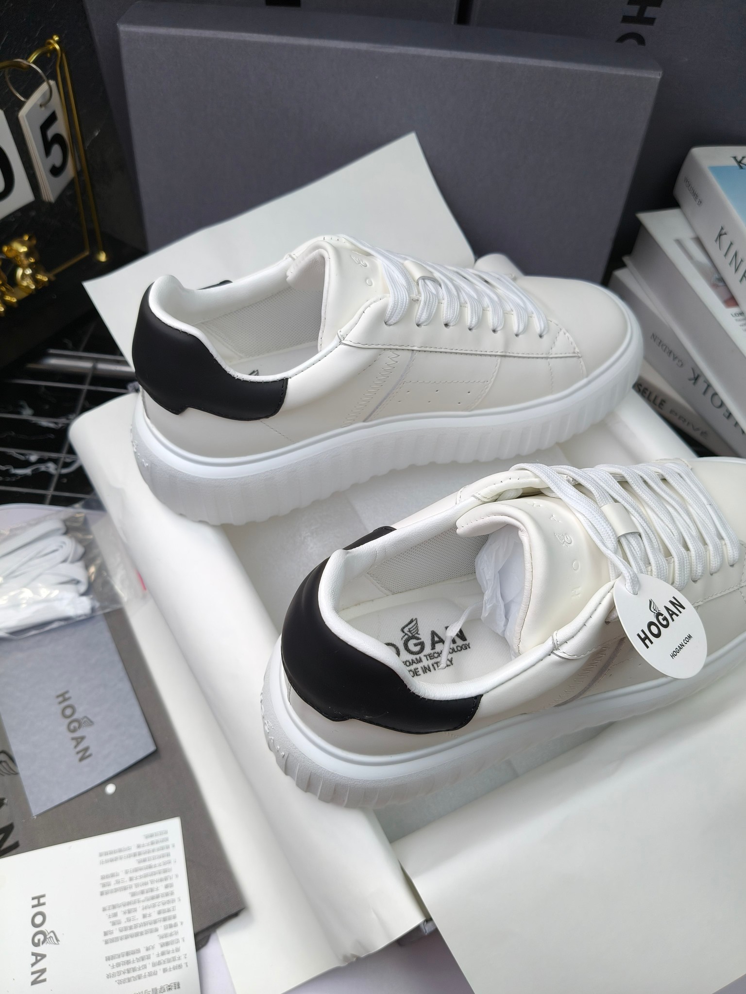 Hogan
散拿240
 N86最新饼干鞋，厚底鞋，飞艇鞋，情侣款运动鞋~~
小红书打卡款~~~增高6cm（泰酷辣）
面料：牛皮拼接色面料，皮革内里，透气网乳胶垫脚，H标复古风，
大底：抽真空PU发泡大底~~
男女款同色，经典百搭，休闲运动兼顾⚠️
女款35—41（40.41定做）
男款39—45（45.46定做） 
#小程序://微商相册/高清看款/8GeMGe4PXfxcl3l