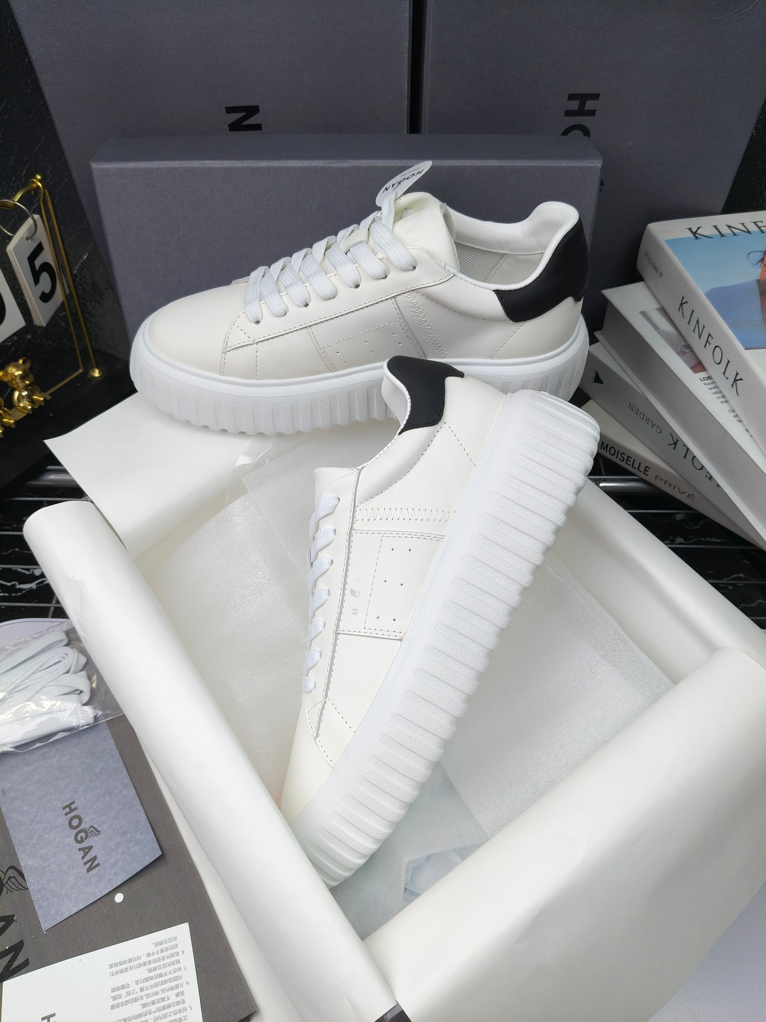 Hogan
散拿240
 N86最新饼干鞋，厚底鞋，飞艇鞋，情侣款运动鞋~~
小红书打卡款~~~增高6cm（泰酷辣）
面料：牛皮拼接色面料，皮革内里，透气网乳胶垫脚，H标复古风，
大底：抽真空PU发泡大底~~
男女款同色，经典百搭，休闲运动兼顾⚠️
女款35—41（40.41定做）
男款39—45（45.46定做） 
#小程序://微商相册/高清看款/8GeMGe4PXfxcl3l