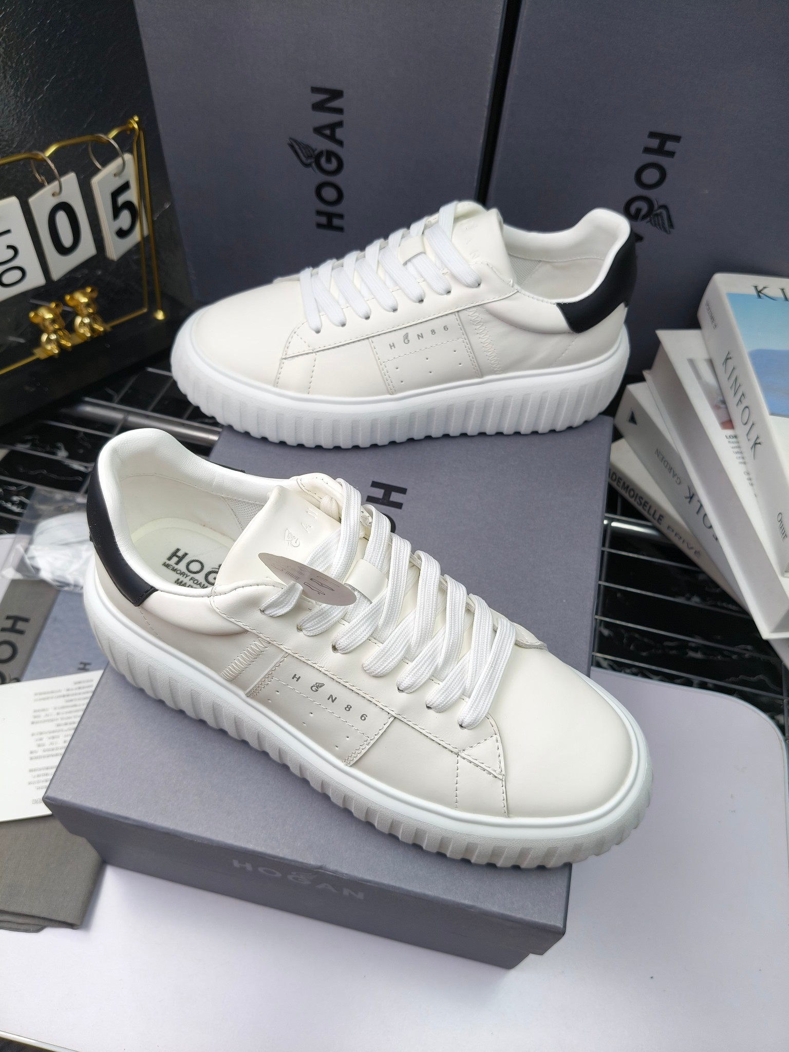 Hogan
散拿240
 N86最新饼干鞋，厚底鞋，飞艇鞋，情侣款运动鞋~~
小红书打卡款~~~增高6cm（泰酷辣）
面料：牛皮拼接色面料，皮革内里，透气网乳胶垫脚，H标复古风，
大底：抽真空PU发泡大底~~
男女款同色，经典百搭，休闲运动兼顾⚠️
女款35—41（40.41定做）
男款39—45（45.46定做） 
#小程序://微商相册/高清看款/8GeMGe4PXfxcl3l