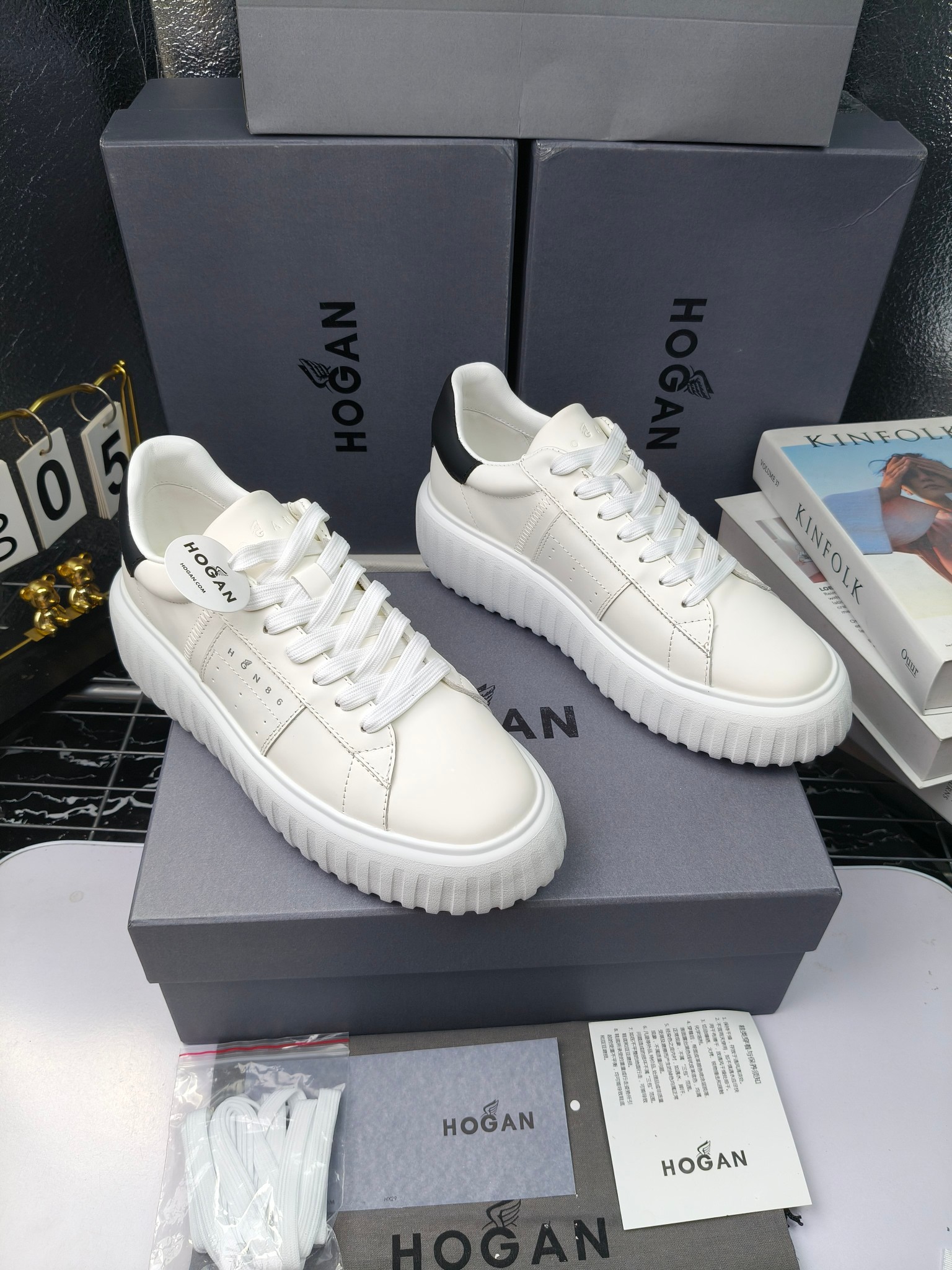 Hogan
散拿240
 N86最新饼干鞋，厚底鞋，飞艇鞋，情侣款运动鞋~~
小红书打卡款~~~增高6cm（泰酷辣）
面料：牛皮拼接色面料，皮革内里，透气网乳胶垫脚，H标复古风，
大底：抽真空PU发泡大底~~
男女款同色，经典百搭，休闲运动兼顾⚠️
女款35—41（40.41定做）
男款39—45（45.46定做） 
#小程序://微商相册/高清看款/8GeMGe4PXfxcl3l