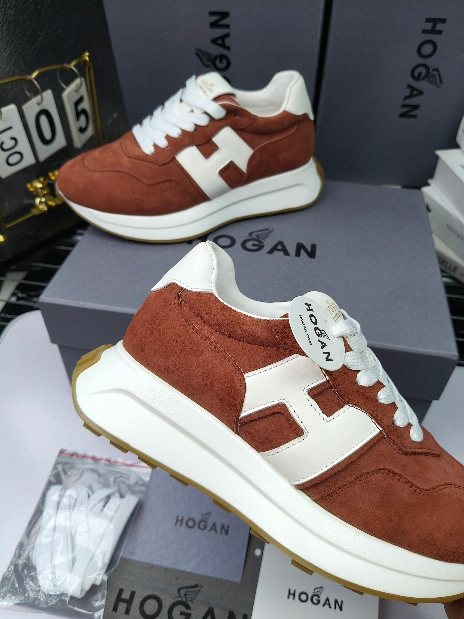 hogan
霍根 H-STRIS系列情侣款老爹鞋，
出280
厚底休闲运动鞋。
原版购入开发做货👍🏻
此款H-STRIS系列运动鞋采用竖条和波纹的厚底设计，令整鞋焕发新意活力，穿梭型格畅想，抢占视线焦点，再掀现代感都市风潮。🤩
面料：原版定制进口牛皮材质
内里：原版定制透气网里
鞋底：独家开模超轻发泡材质
底厚：约5.5cm
码数：女35-40（40.41定做）
 男39-44(38. 45.46定做)#小程序://微商相册/高清看款/7bEi7o32SyhKL8y