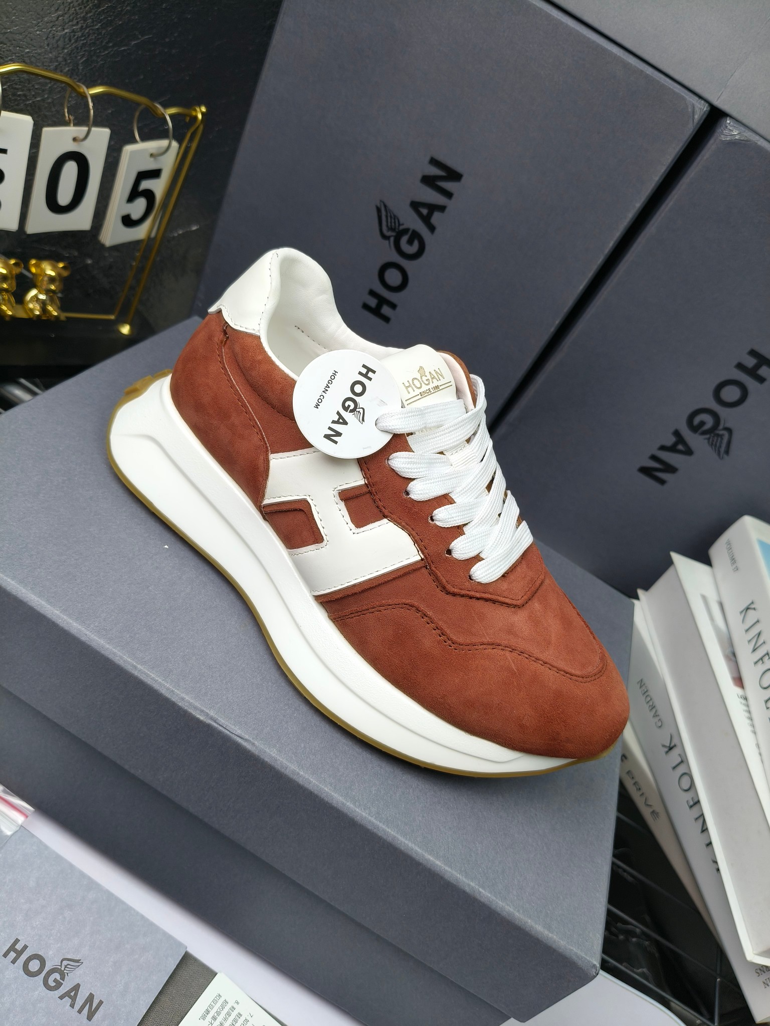 hogan
霍根 H-STRIS系列情侣款老爹鞋，
出280
厚底休闲运动鞋。
原版购入开发做货👍🏻
此款H-STRIS系列运动鞋采用竖条和波纹的厚底设计，令整鞋焕发新意活力，穿梭型格畅想，抢占视线焦点，再掀现代感都市风潮。🤩
面料：原版定制进口牛皮材质
内里：原版定制透气网里
鞋底：独家开模超轻发泡材质
底厚：约5.5cm
码数：女35-40（40.41定做）
 男39-44(38. 45.46定做)#小程序://微商相册/高清看款/7bEi7o32SyhKL8y