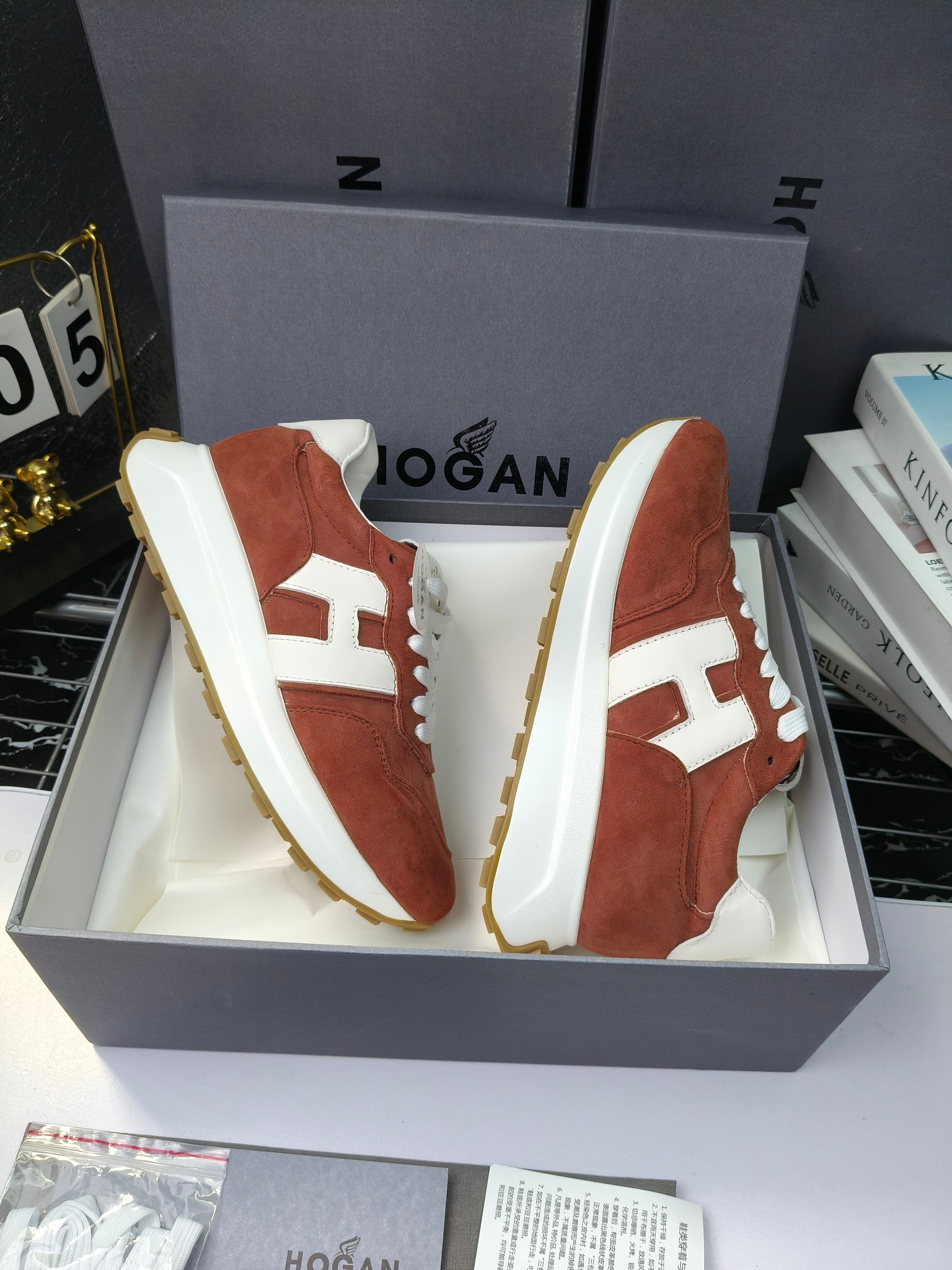 hogan
霍根 H-STRIS系列情侣款老爹鞋，
出280
厚底休闲运动鞋。
原版购入开发做货👍🏻
此款H-STRIS系列运动鞋采用竖条和波纹的厚底设计，令整鞋焕发新意活力，穿梭型格畅想，抢占视线焦点，再掀现代感都市风潮。🤩
面料：原版定制进口牛皮材质
内里：原版定制透气网里
鞋底：独家开模超轻发泡材质
底厚：约5.5cm
码数：女35-40（40.41定做）
 男39-44(38. 45.46定做)#小程序://微商相册/高清看款/7bEi7o32SyhKL8y