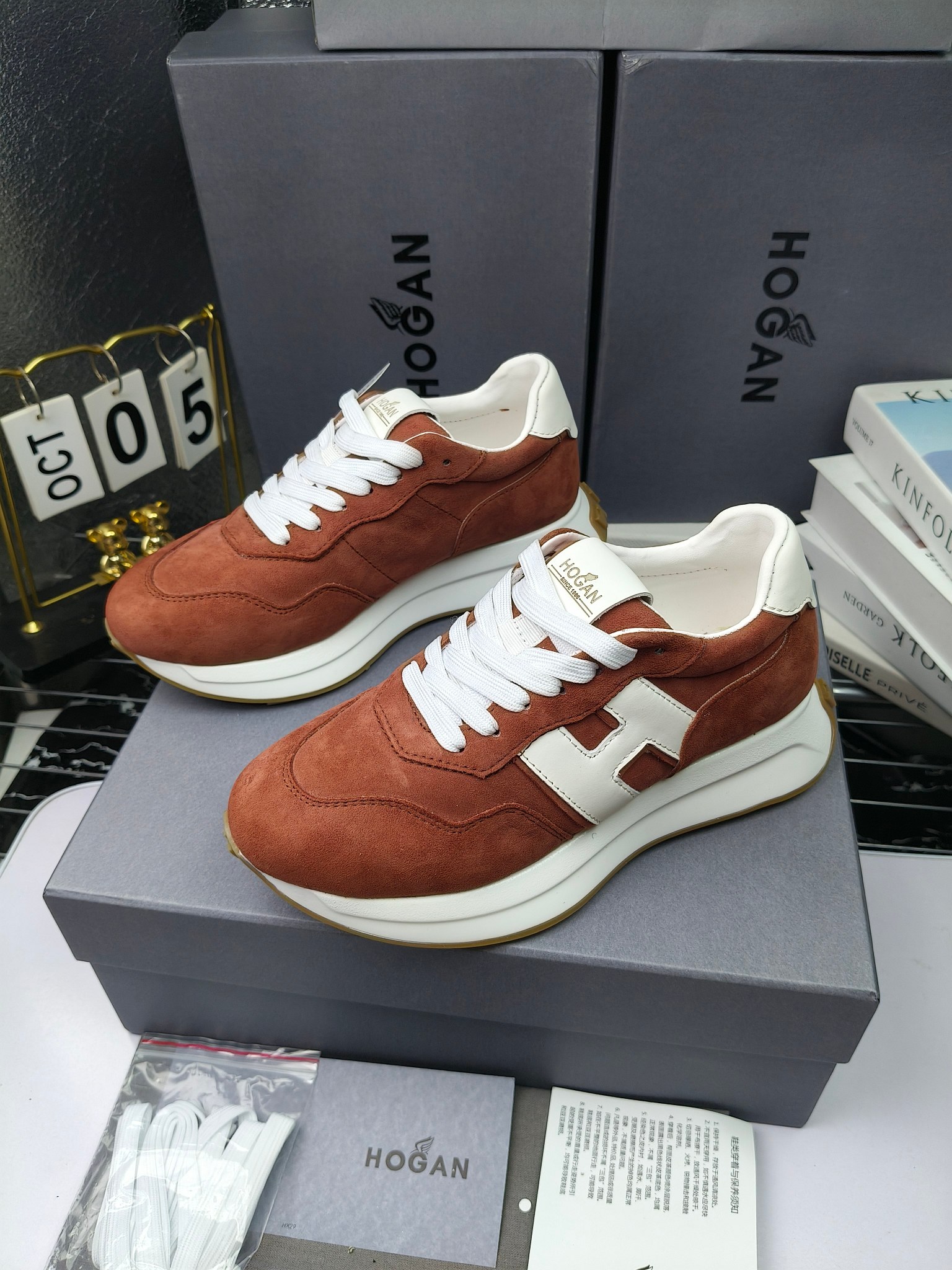 hogan
霍根 H-STRIS系列情侣款老爹鞋，
出280
厚底休闲运动鞋。
原版购入开发做货👍🏻
此款H-STRIS系列运动鞋采用竖条和波纹的厚底设计，令整鞋焕发新意活力，穿梭型格畅想，抢占视线焦点，再掀现代感都市风潮。🤩
面料：原版定制进口牛皮材质
内里：原版定制透气网里
鞋底：独家开模超轻发泡材质
底厚：约5.5cm
码数：女35-40（40.41定做）
 男39-44(38. 45.46定做)#小程序://微商相册/高清看款/7bEi7o32SyhKL8y