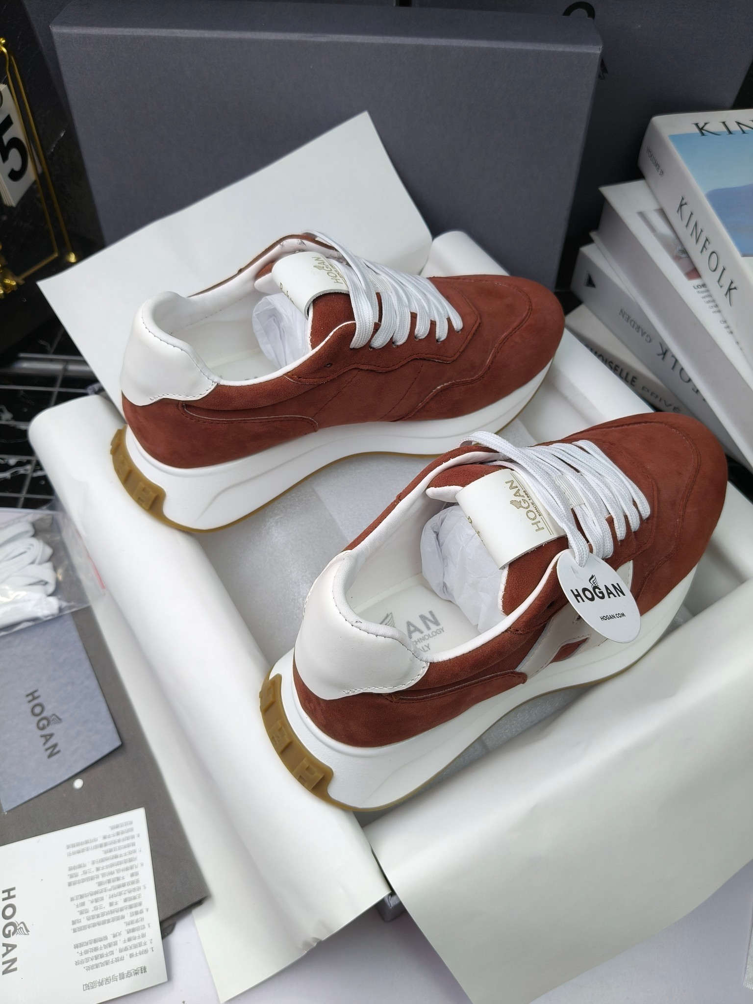 hogan
霍根 H-STRIS系列情侣款老爹鞋，
出280
厚底休闲运动鞋。
原版购入开发做货👍🏻
此款H-STRIS系列运动鞋采用竖条和波纹的厚底设计，令整鞋焕发新意活力，穿梭型格畅想，抢占视线焦点，再掀现代感都市风潮。🤩
面料：原版定制进口牛皮材质
内里：原版定制透气网里
鞋底：独家开模超轻发泡材质
底厚：约5.5cm
码数：女35-40（40.41定做）
 男39-44(38. 45.46定做)#小程序://微商相册/高清看款/7bEi7o32SyhKL8y