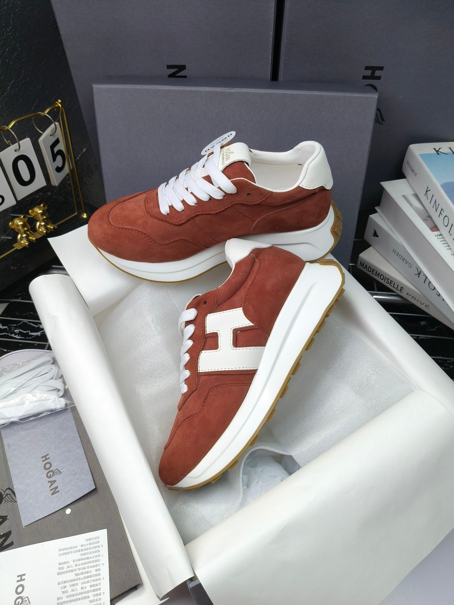 hogan
霍根 H-STRIS系列情侣款老爹鞋，
出280
厚底休闲运动鞋。
原版购入开发做货👍🏻
此款H-STRIS系列运动鞋采用竖条和波纹的厚底设计，令整鞋焕发新意活力，穿梭型格畅想，抢占视线焦点，再掀现代感都市风潮。🤩
面料：原版定制进口牛皮材质
内里：原版定制透气网里
鞋底：独家开模超轻发泡材质
底厚：约5.5cm
码数：女35-40（40.41定做）
 男39-44(38. 45.46定做)#小程序://微商相册/高清看款/7bEi7o32SyhKL8y