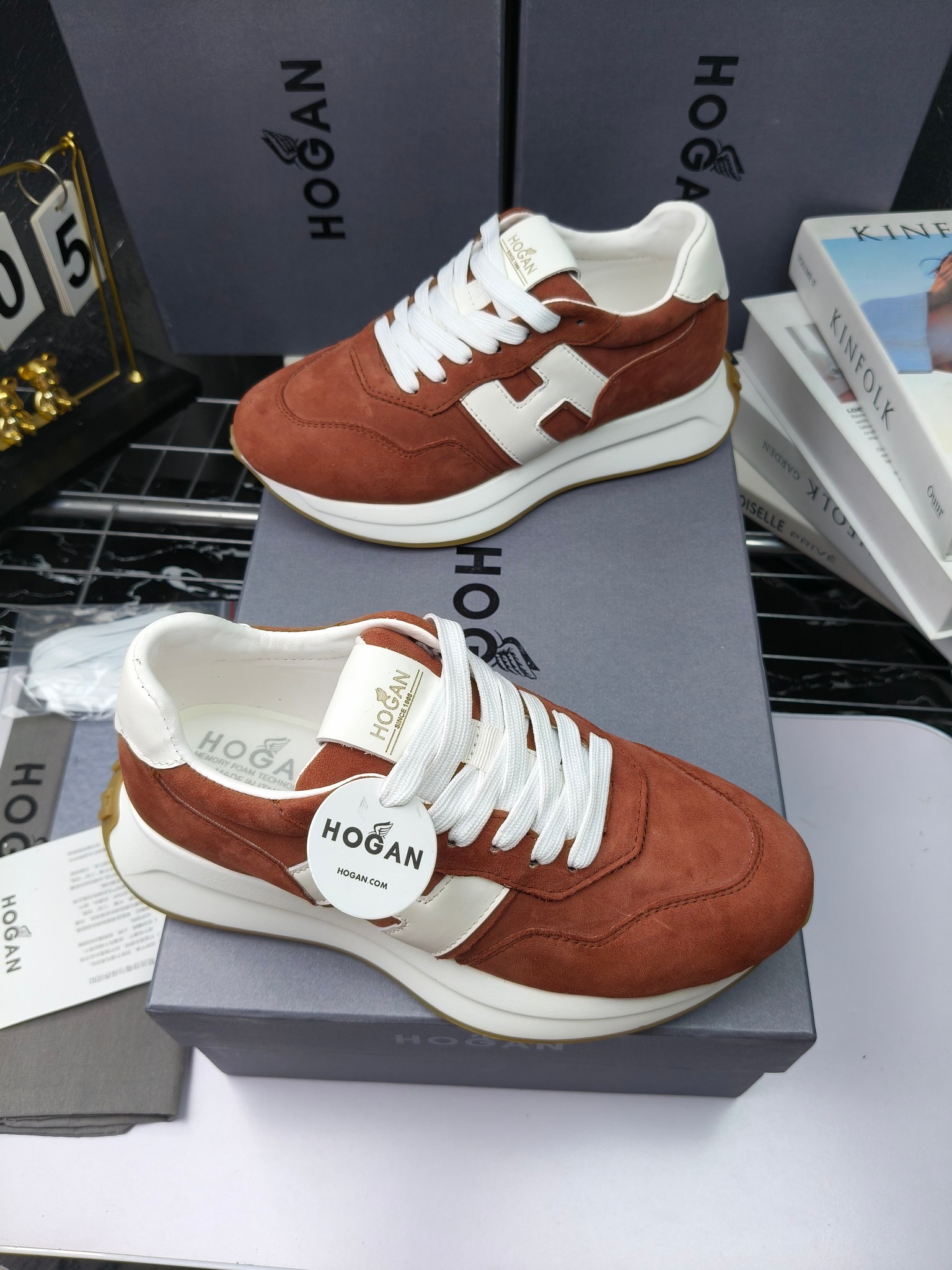 hogan
霍根 H-STRIS系列情侣款老爹鞋，
出280
厚底休闲运动鞋。
原版购入开发做货👍🏻
此款H-STRIS系列运动鞋采用竖条和波纹的厚底设计，令整鞋焕发新意活力，穿梭型格畅想，抢占视线焦点，再掀现代感都市风潮。🤩
面料：原版定制进口牛皮材质
内里：原版定制透气网里
鞋底：独家开模超轻发泡材质
底厚：约5.5cm
码数：女35-40（40.41定做）
 男39-44(38. 45.46定做)#小程序://微商相册/高清看款/7bEi7o32SyhKL8y