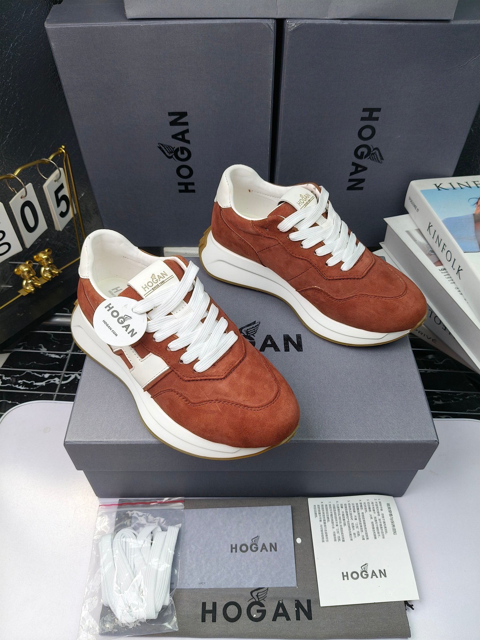 hogan
霍根 H-STRIS系列情侣款老爹鞋，
出280
厚底休闲运动鞋。
原版购入开发做货👍🏻
此款H-STRIS系列运动鞋采用竖条和波纹的厚底设计，令整鞋焕发新意活力，穿梭型格畅想，抢占视线焦点，再掀现代感都市风潮。🤩
面料：原版定制进口牛皮材质
内里：原版定制透气网里
鞋底：独家开模超轻发泡材质
底厚：约5.5cm
码数：女35-40（40.41定做）
 男39-44(38. 45.46定做)#小程序://微商相册/高清看款/7bEi7o32SyhKL8y