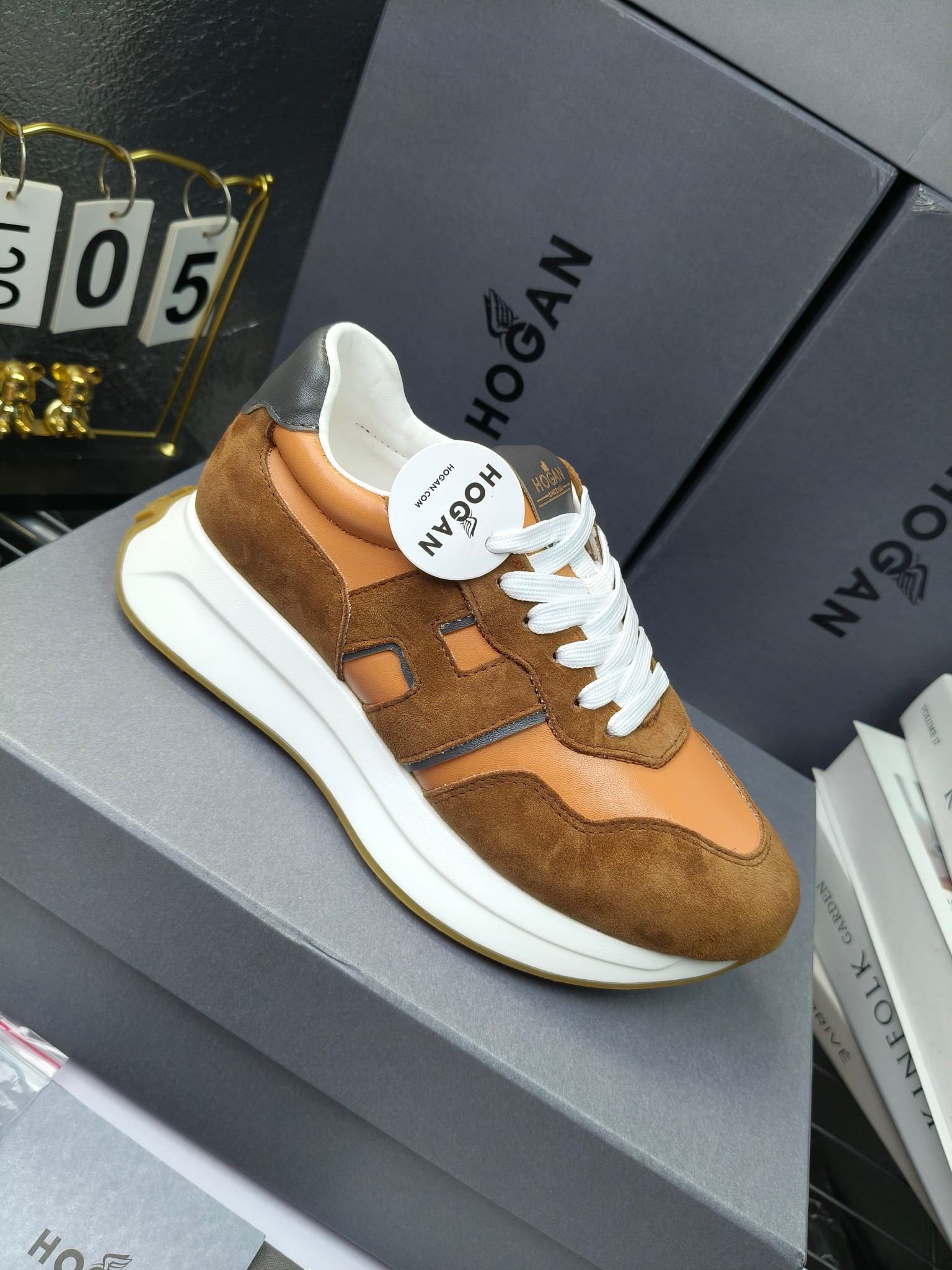 hogan
霍根 H-STRIS系列情侣款老爹鞋，
出280
厚底休闲运动鞋。
原版购入开发做货👍🏻
此款H-STRIS系列运动鞋采用竖条和波纹的厚底设计，令整鞋焕发新意活力，穿梭型格畅想，抢占视线焦点，再掀现代感都市风潮。🤩
面料：原版定制进口牛皮材质
内里：原版定制透气网里
鞋底：独家开模超轻发泡材质
底厚：约5.5cm
码数：女35-40（40.41定做）
 男39-44(38. 45.46定做)#小程序://微商相册/高清看款/7bEi7o32SyhKL8y