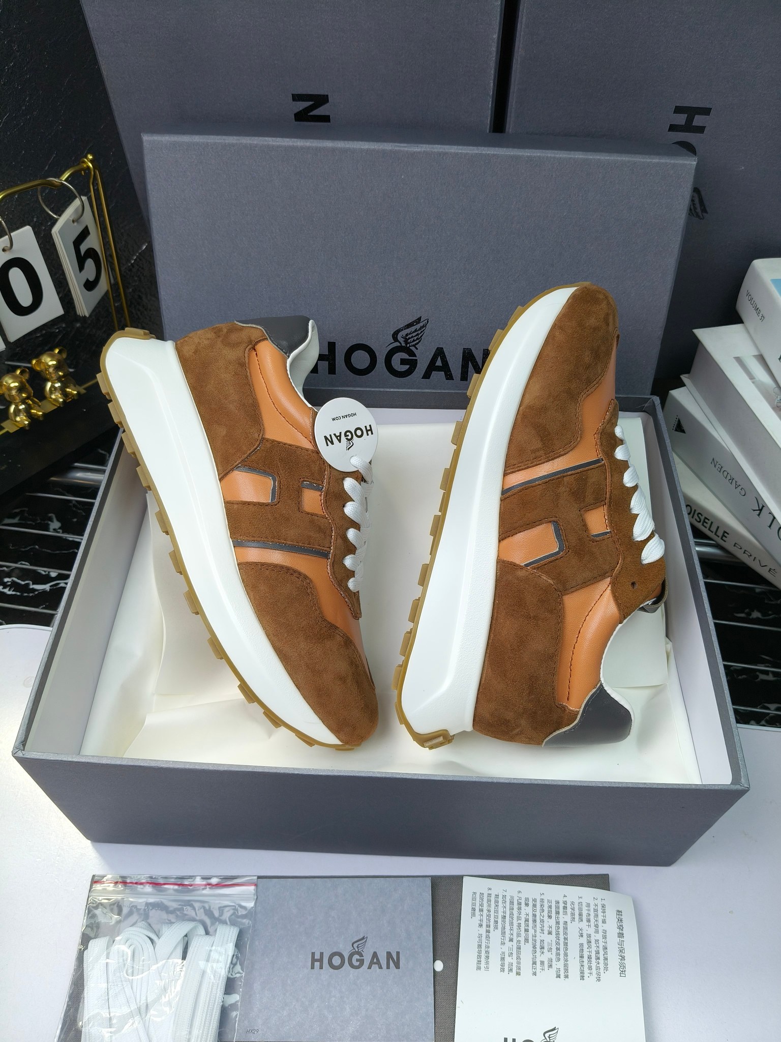 hogan
霍根 H-STRIS系列情侣款老爹鞋，
出280
厚底休闲运动鞋。
原版购入开发做货👍🏻
此款H-STRIS系列运动鞋采用竖条和波纹的厚底设计，令整鞋焕发新意活力，穿梭型格畅想，抢占视线焦点，再掀现代感都市风潮。🤩
面料：原版定制进口牛皮材质
内里：原版定制透气网里
鞋底：独家开模超轻发泡材质
底厚：约5.5cm
码数：女35-40（40.41定做）
 男39-44(38. 45.46定做)#小程序://微商相册/高清看款/7bEi7o32SyhKL8y