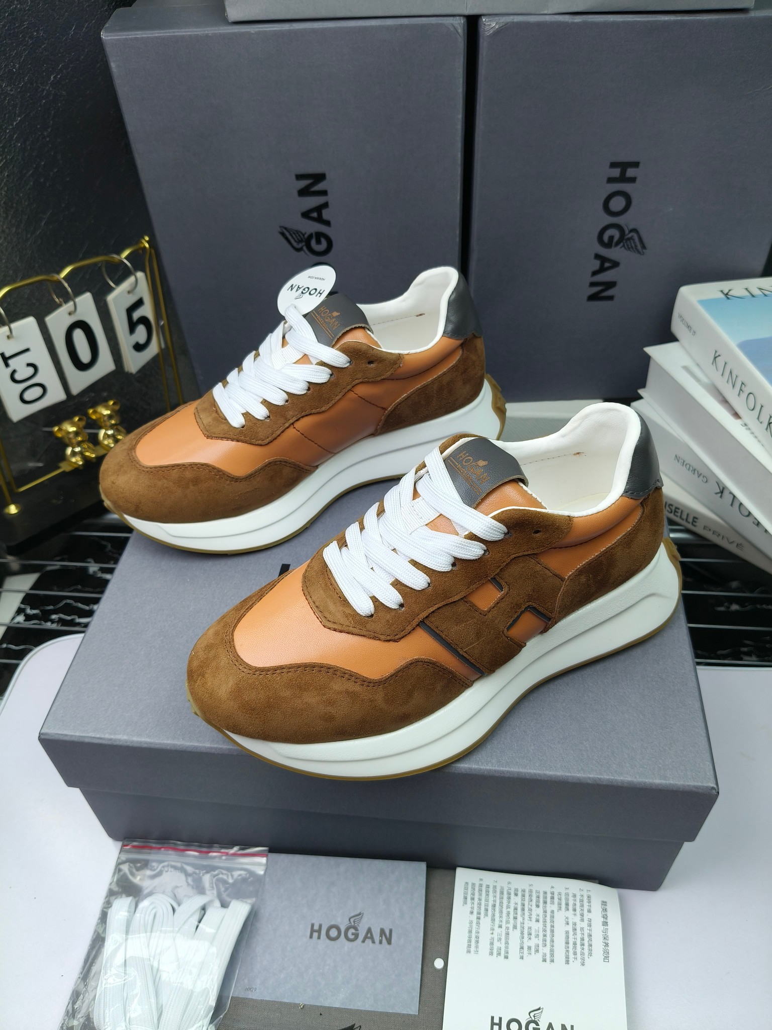 hogan
霍根 H-STRIS系列情侣款老爹鞋，
出280
厚底休闲运动鞋。
原版购入开发做货👍🏻
此款H-STRIS系列运动鞋采用竖条和波纹的厚底设计，令整鞋焕发新意活力，穿梭型格畅想，抢占视线焦点，再掀现代感都市风潮。🤩
面料：原版定制进口牛皮材质
内里：原版定制透气网里
鞋底：独家开模超轻发泡材质
底厚：约5.5cm
码数：女35-40（40.41定做）
 男39-44(38. 45.46定做)#小程序://微商相册/高清看款/7bEi7o32SyhKL8y