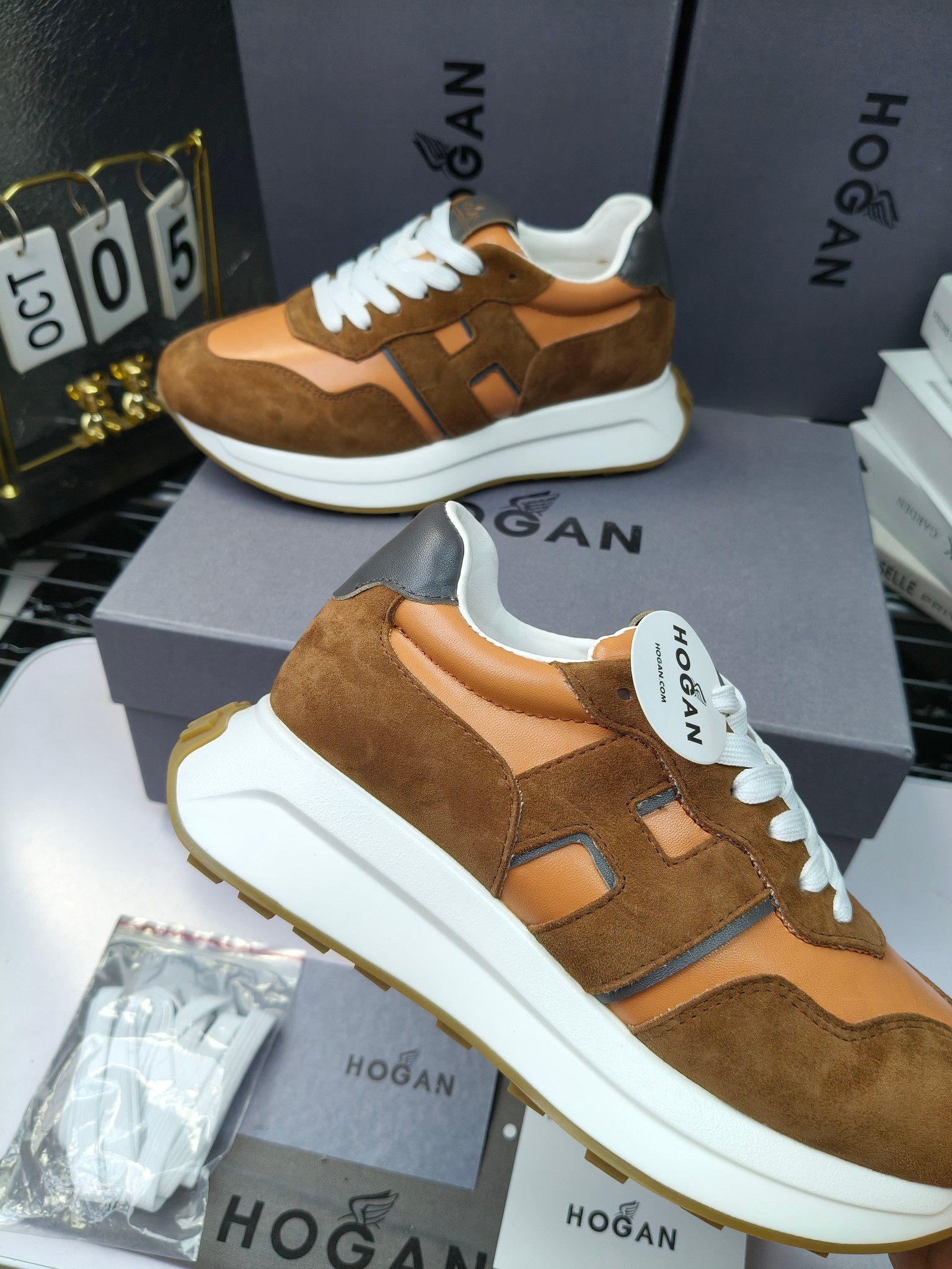 hogan
霍根 H-STRIS系列情侣款老爹鞋，
出280
厚底休闲运动鞋。
原版购入开发做货👍🏻
此款H-STRIS系列运动鞋采用竖条和波纹的厚底设计，令整鞋焕发新意活力，穿梭型格畅想，抢占视线焦点，再掀现代感都市风潮。🤩
面料：原版定制进口牛皮材质
内里：原版定制透气网里
鞋底：独家开模超轻发泡材质
底厚：约5.5cm
码数：女35-40（40.41定做）
 男39-44(38. 45.46定做)#小程序://微商相册/高清看款/7bEi7o32SyhKL8y