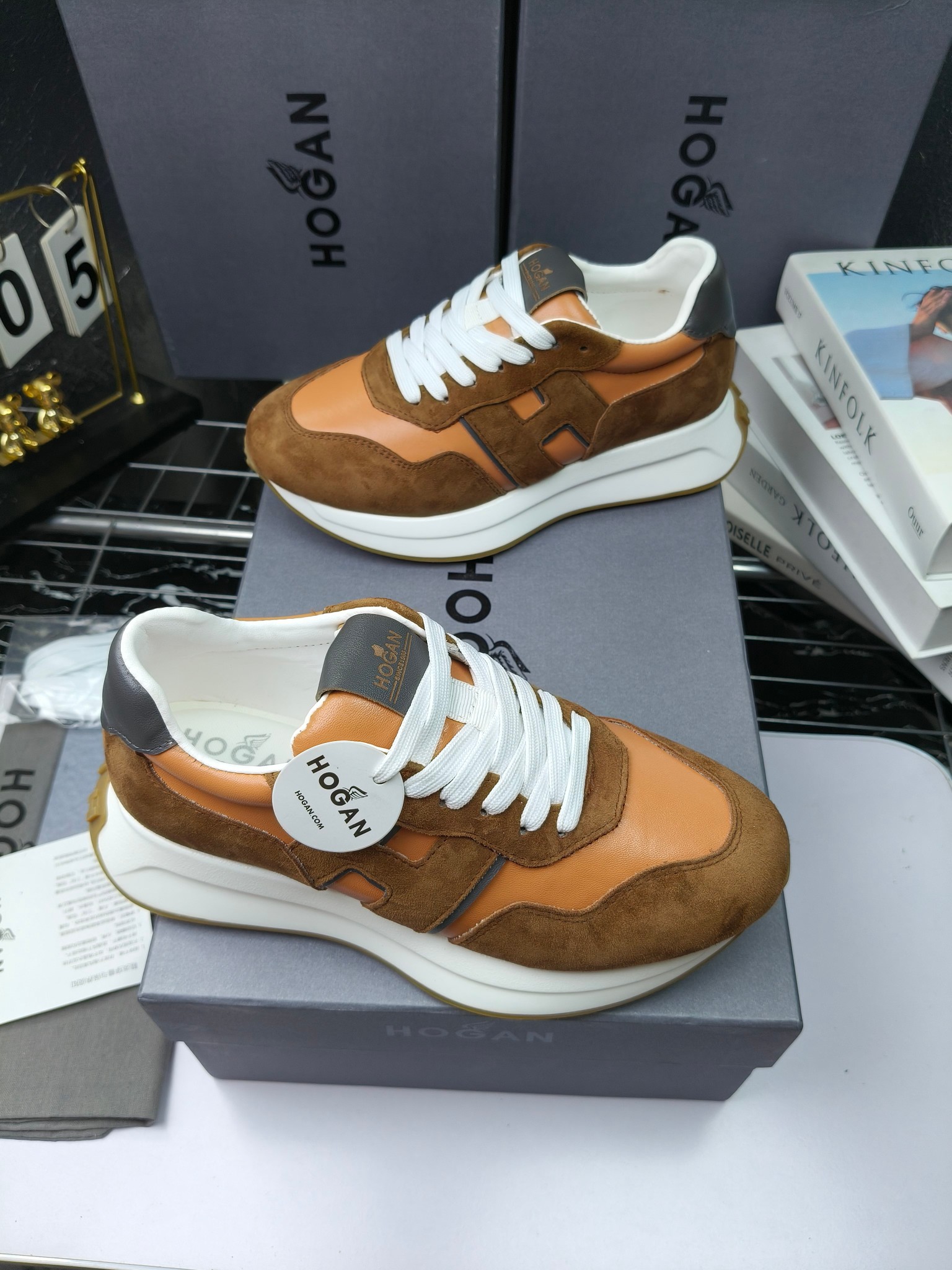 hogan
霍根 H-STRIS系列情侣款老爹鞋，
出280
厚底休闲运动鞋。
原版购入开发做货👍🏻
此款H-STRIS系列运动鞋采用竖条和波纹的厚底设计，令整鞋焕发新意活力，穿梭型格畅想，抢占视线焦点，再掀现代感都市风潮。🤩
面料：原版定制进口牛皮材质
内里：原版定制透气网里
鞋底：独家开模超轻发泡材质
底厚：约5.5cm
码数：女35-40（40.41定做）
 男39-44(38. 45.46定做)#小程序://微商相册/高清看款/7bEi7o32SyhKL8y