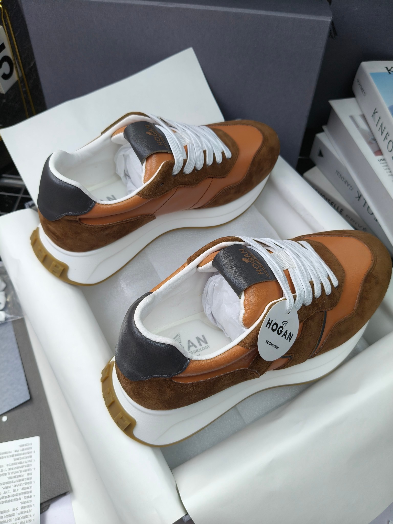 hogan
霍根 H-STRIS系列情侣款老爹鞋，
出280
厚底休闲运动鞋。
原版购入开发做货👍🏻
此款H-STRIS系列运动鞋采用竖条和波纹的厚底设计，令整鞋焕发新意活力，穿梭型格畅想，抢占视线焦点，再掀现代感都市风潮。🤩
面料：原版定制进口牛皮材质
内里：原版定制透气网里
鞋底：独家开模超轻发泡材质
底厚：约5.5cm
码数：女35-40（40.41定做）
 男39-44(38. 45.46定做)#小程序://微商相册/高清看款/7bEi7o32SyhKL8y