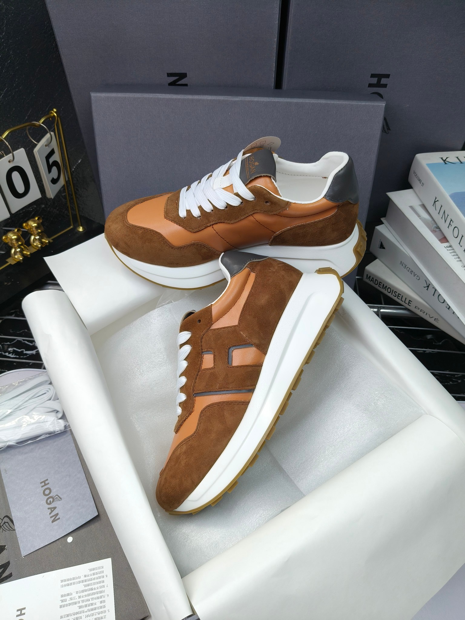 hogan
霍根 H-STRIS系列情侣款老爹鞋，
出280
厚底休闲运动鞋。
原版购入开发做货👍🏻
此款H-STRIS系列运动鞋采用竖条和波纹的厚底设计，令整鞋焕发新意活力，穿梭型格畅想，抢占视线焦点，再掀现代感都市风潮。🤩
面料：原版定制进口牛皮材质
内里：原版定制透气网里
鞋底：独家开模超轻发泡材质
底厚：约5.5cm
码数：女35-40（40.41定做）
 男39-44(38. 45.46定做)#小程序://微商相册/高清看款/7bEi7o32SyhKL8y