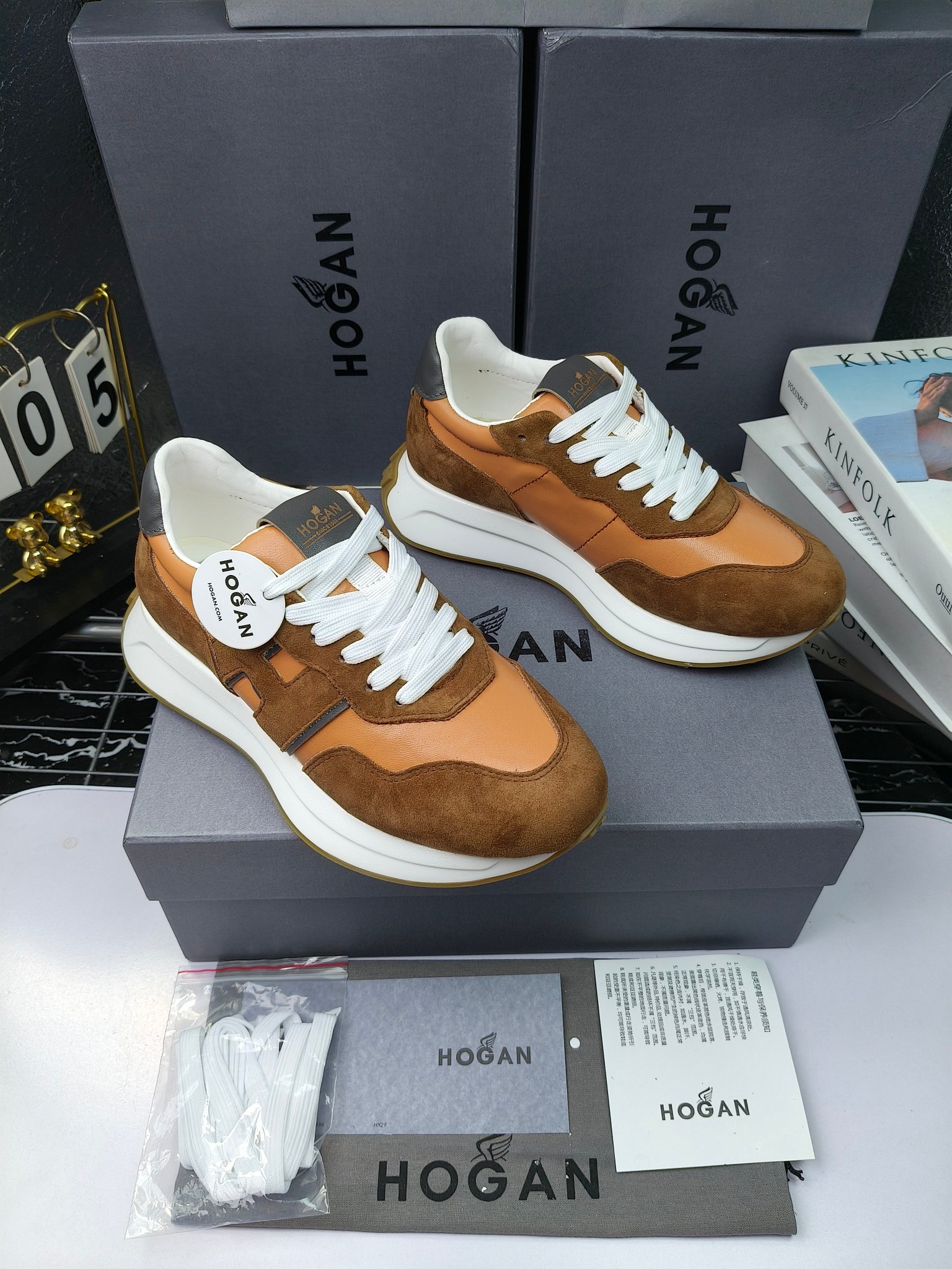 hogan
霍根 H-STRIS系列情侣款老爹鞋，
出280
厚底休闲运动鞋。
原版购入开发做货👍🏻
此款H-STRIS系列运动鞋采用竖条和波纹的厚底设计，令整鞋焕发新意活力，穿梭型格畅想，抢占视线焦点，再掀现代感都市风潮。🤩
面料：原版定制进口牛皮材质
内里：原版定制透气网里
鞋底：独家开模超轻发泡材质
底厚：约5.5cm
码数：女35-40（40.41定做）
 男39-44(38. 45.46定做)#小程序://微商相册/高清看款/7bEi7o32SyhKL8y