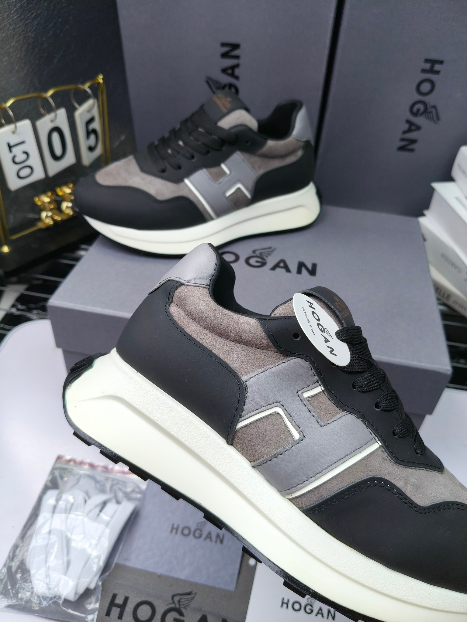 hogan
霍根 H-STRIS系列情侣款老爹鞋，
出280
厚底休闲运动鞋。
原版购入开发做货👍🏻
此款H-STRIS系列运动鞋采用竖条和波纹的厚底设计，令整鞋焕发新意活力，穿梭型格畅想，抢占视线焦点，再掀现代感都市风潮。🤩
面料：原版定制进口牛皮材质
内里：原版定制透气网里
鞋底：独家开模超轻发泡材质
底厚：约5.5cm
码数：女35-40（40.41定做）
 男39-44(38. 45.46定做)#小程序://微商相册/高清看款/7bEi7o32SyhKL8y