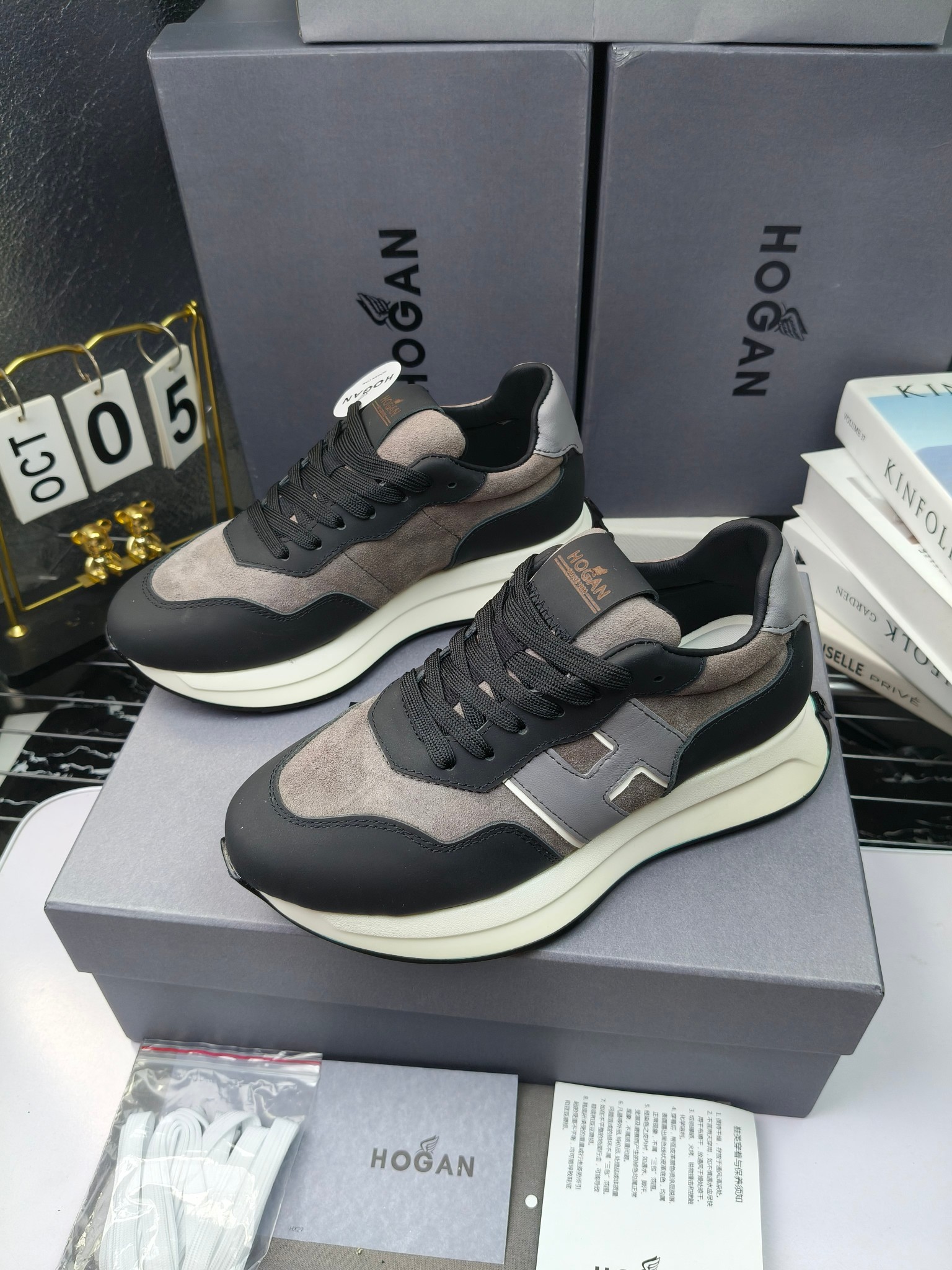 hogan
霍根 H-STRIS系列情侣款老爹鞋，
出280
厚底休闲运动鞋。
原版购入开发做货👍🏻
此款H-STRIS系列运动鞋采用竖条和波纹的厚底设计，令整鞋焕发新意活力，穿梭型格畅想，抢占视线焦点，再掀现代感都市风潮。🤩
面料：原版定制进口牛皮材质
内里：原版定制透气网里
鞋底：独家开模超轻发泡材质
底厚：约5.5cm
码数：女35-40（40.41定做）
 男39-44(38. 45.46定做)#小程序://微商相册/高清看款/7bEi7o32SyhKL8y