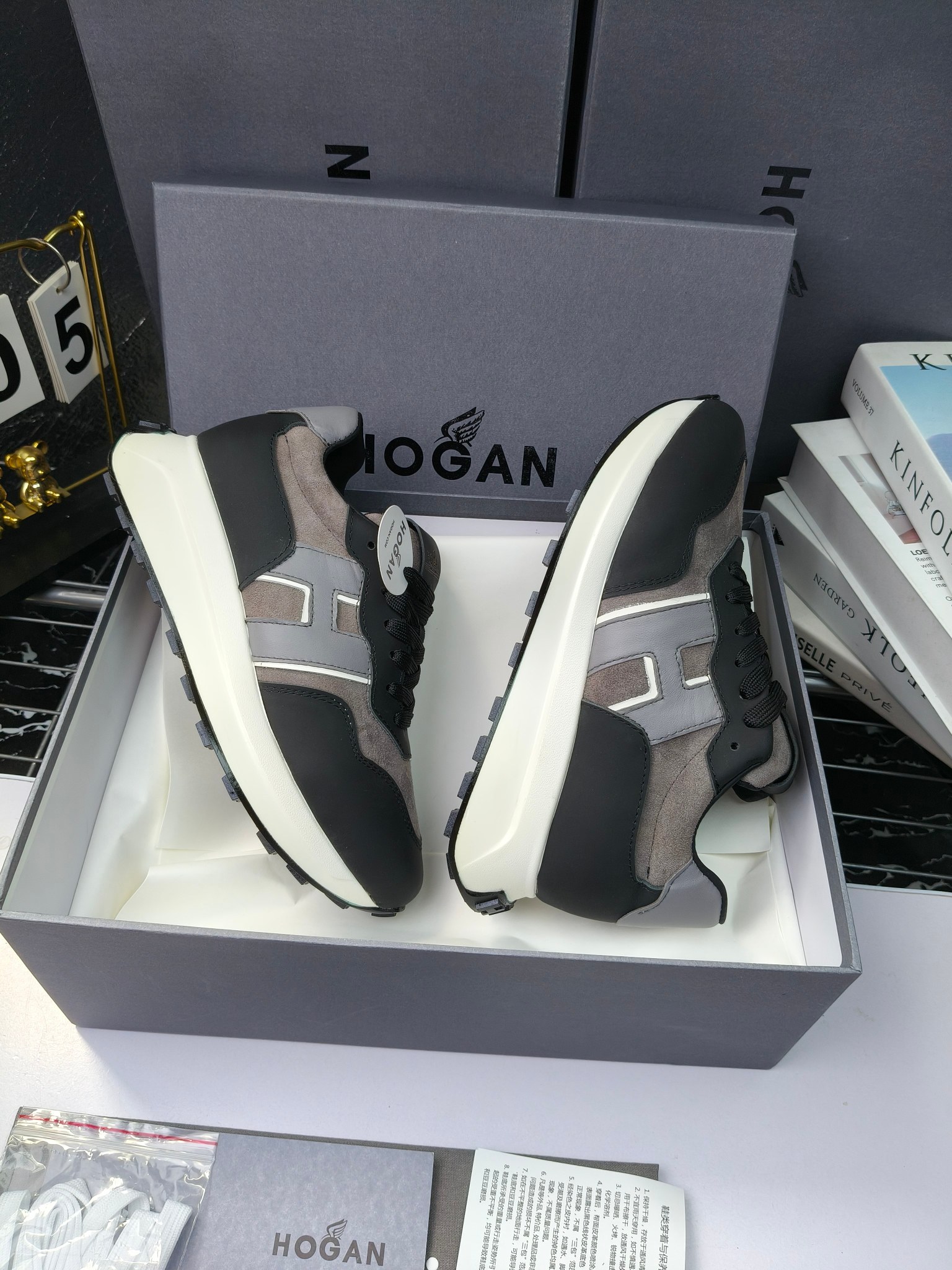 hogan
霍根 H-STRIS系列情侣款老爹鞋，
出280
厚底休闲运动鞋。
原版购入开发做货👍🏻
此款H-STRIS系列运动鞋采用竖条和波纹的厚底设计，令整鞋焕发新意活力，穿梭型格畅想，抢占视线焦点，再掀现代感都市风潮。🤩
面料：原版定制进口牛皮材质
内里：原版定制透气网里
鞋底：独家开模超轻发泡材质
底厚：约5.5cm
码数：女35-40（40.41定做）
 男39-44(38. 45.46定做)#小程序://微商相册/高清看款/7bEi7o32SyhKL8y