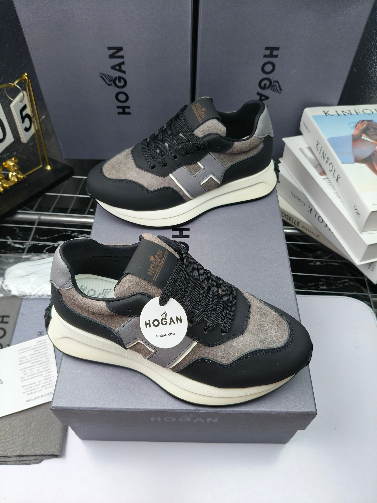hogan
霍根 H-STRIS系列情侣款老爹鞋，
出280
厚底休闲运动鞋。
原版购入开发做货👍🏻
此款H-STRIS系列运动鞋采用竖条和波纹的厚底设计，令整鞋焕发新意活力，穿梭型格畅想，抢占视线焦点，再掀现代感都市风潮。🤩
面料：原版定制进口牛皮材质
内里：原版定制透气网里
鞋底：独家开模超轻发泡材质
底厚：约5.5cm
码数：女35-40（40.41定做）
 男39-44(38. 45.46定做)#小程序://微商相册/高清看款/7bEi7o32SyhKL8y