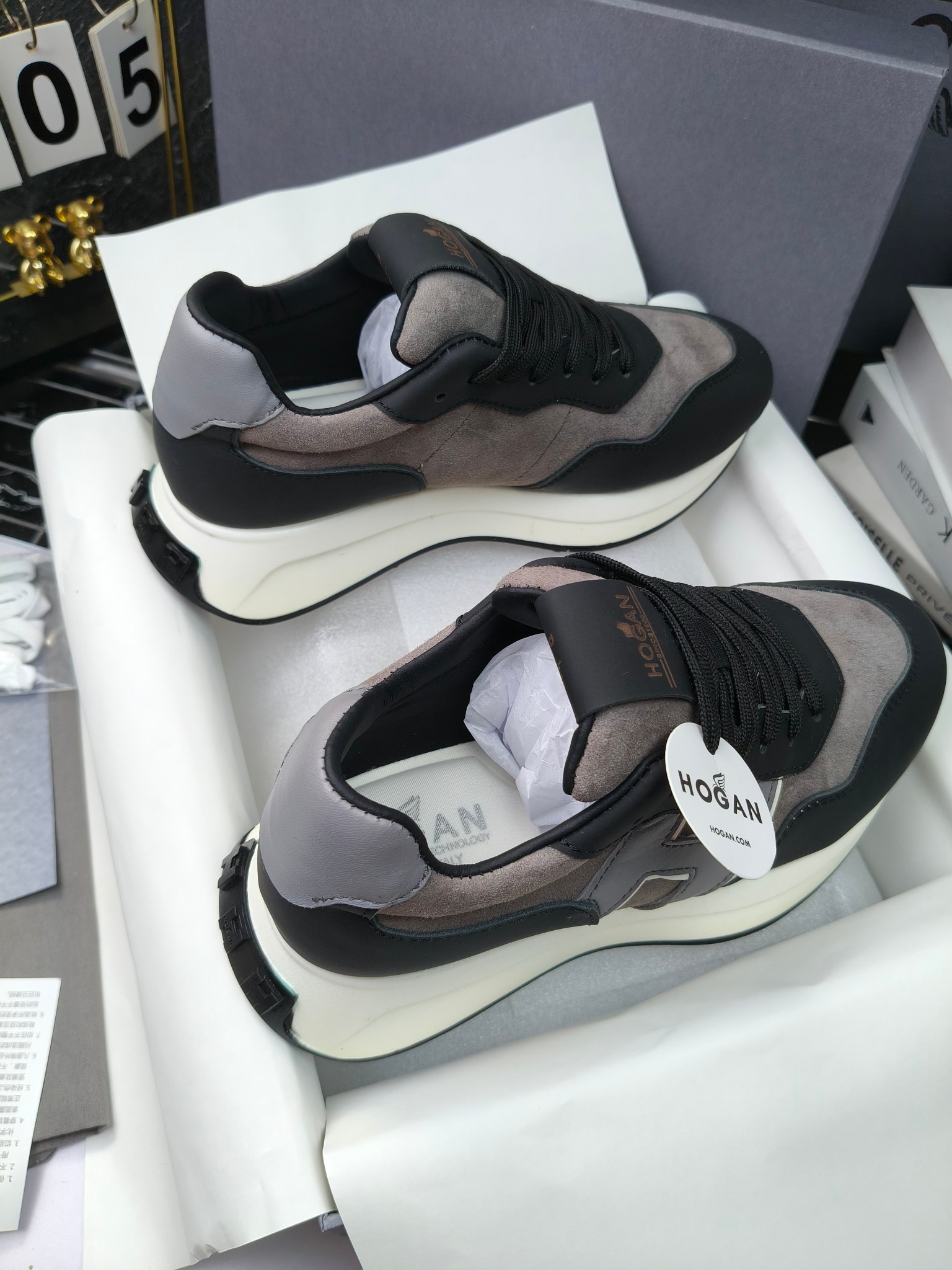 hogan
霍根 H-STRIS系列情侣款老爹鞋，
出280
厚底休闲运动鞋。
原版购入开发做货👍🏻
此款H-STRIS系列运动鞋采用竖条和波纹的厚底设计，令整鞋焕发新意活力，穿梭型格畅想，抢占视线焦点，再掀现代感都市风潮。🤩
面料：原版定制进口牛皮材质
内里：原版定制透气网里
鞋底：独家开模超轻发泡材质
底厚：约5.5cm
码数：女35-40（40.41定做）
 男39-44(38. 45.46定做)#小程序://微商相册/高清看款/7bEi7o32SyhKL8y