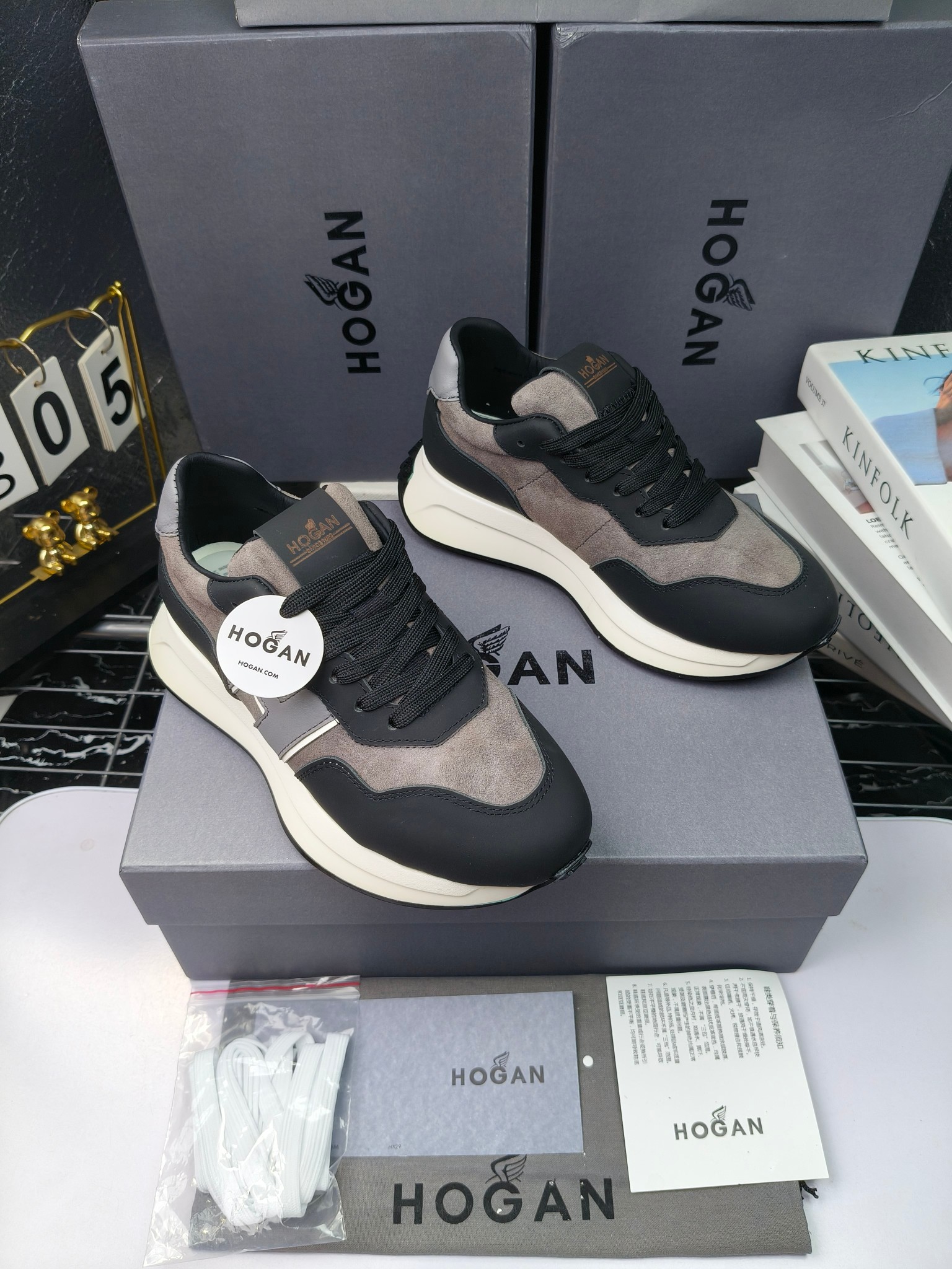 hogan
霍根 H-STRIS系列情侣款老爹鞋，
出280
厚底休闲运动鞋。
原版购入开发做货👍🏻
此款H-STRIS系列运动鞋采用竖条和波纹的厚底设计，令整鞋焕发新意活力，穿梭型格畅想，抢占视线焦点，再掀现代感都市风潮。🤩
面料：原版定制进口牛皮材质
内里：原版定制透气网里
鞋底：独家开模超轻发泡材质
底厚：约5.5cm
码数：女35-40（40.41定做）
 男39-44(38. 45.46定做)#小程序://微商相册/高清看款/7bEi7o32SyhKL8y