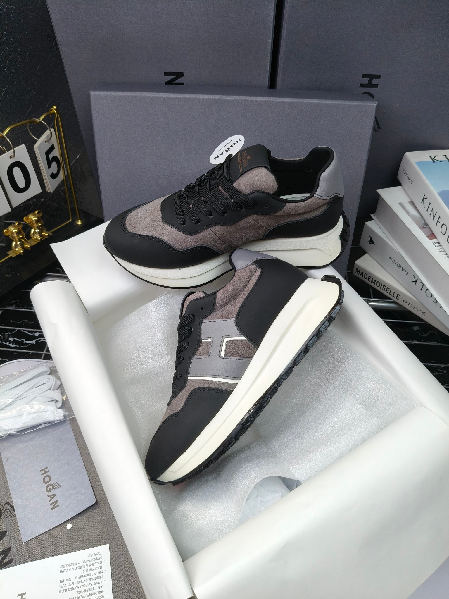 hogan
霍根 H-STRIS系列情侣款老爹鞋，
出280
厚底休闲运动鞋。
原版购入开发做货👍🏻
此款H-STRIS系列运动鞋采用竖条和波纹的厚底设计，令整鞋焕发新意活力，穿梭型格畅想，抢占视线焦点，再掀现代感都市风潮。🤩
面料：原版定制进口牛皮材质
内里：原版定制透气网里
鞋底：独家开模超轻发泡材质
底厚：约5.5cm
码数：女35-40（40.41定做）
 男39-44(38. 45.46定做)#小程序://微商相册/高清看款/7bEi7o32SyhKL8y