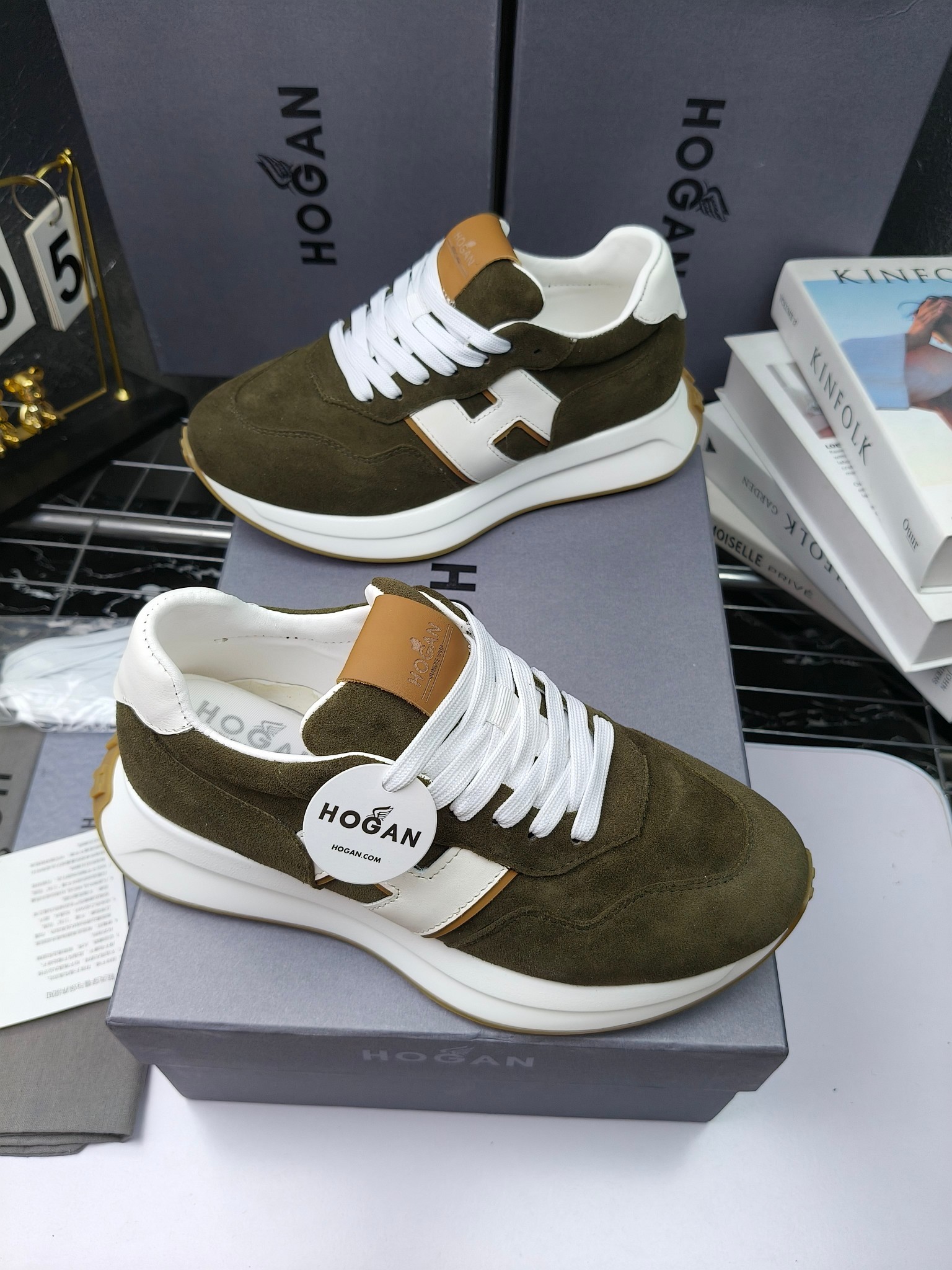 hogan
霍根 H-STRIS系列情侣款老爹鞋，
出280
厚底休闲运动鞋。
原版购入开发做货👍🏻
此款H-STRIS系列运动鞋采用竖条和波纹的厚底设计，令整鞋焕发新意活力，穿梭型格畅想，抢占视线焦点，再掀现代感都市风潮。🤩
面料：原版定制进口牛皮材质
内里：原版定制透气网里
鞋底：独家开模超轻发泡材质
底厚：约5.5cm
码数：女35-40（40.41定做）
 男39-44(38. 45.46定做)#小程序://微商相册/高清看款/7bEi7o32SyhKL8y