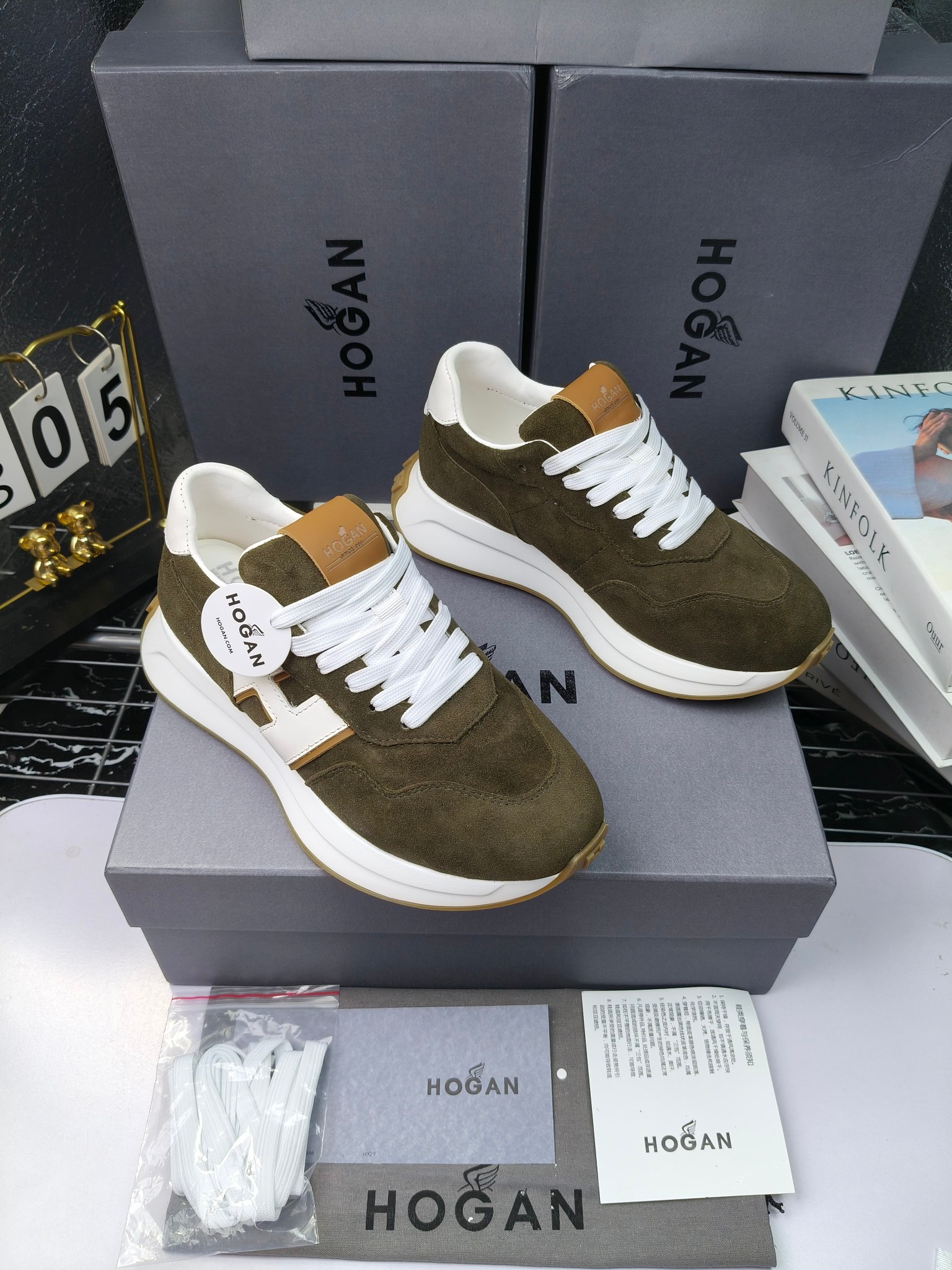hogan
霍根 H-STRIS系列情侣款老爹鞋，
出280
厚底休闲运动鞋。
原版购入开发做货👍🏻
此款H-STRIS系列运动鞋采用竖条和波纹的厚底设计，令整鞋焕发新意活力，穿梭型格畅想，抢占视线焦点，再掀现代感都市风潮。🤩
面料：原版定制进口牛皮材质
内里：原版定制透气网里
鞋底：独家开模超轻发泡材质
底厚：约5.5cm
码数：女35-40（40.41定做）
 男39-44(38. 45.46定做)#小程序://微商相册/高清看款/7bEi7o32SyhKL8y