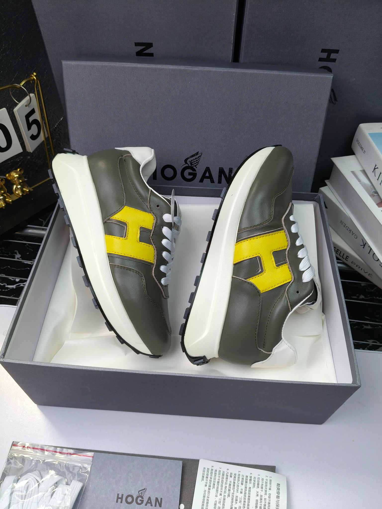 hogan
霍根 H-STRIS系列情侣款老爹鞋，
出280
厚底休闲运动鞋。
原版购入开发做货👍🏻
此款H-STRIS系列运动鞋采用竖条和波纹的厚底设计，令整鞋焕发新意活力，穿梭型格畅想，抢占视线焦点，再掀现代感都市风潮。🤩
面料：原版定制进口牛皮材质
内里：原版定制透气网里
鞋底：独家开模超轻发泡材质
底厚：约5.5cm
码数：女35-40（40.41定做）
 男39-44(38. 45.46定做)#小程序://微商相册/高清看款/7bEi7o32SyhKL8y