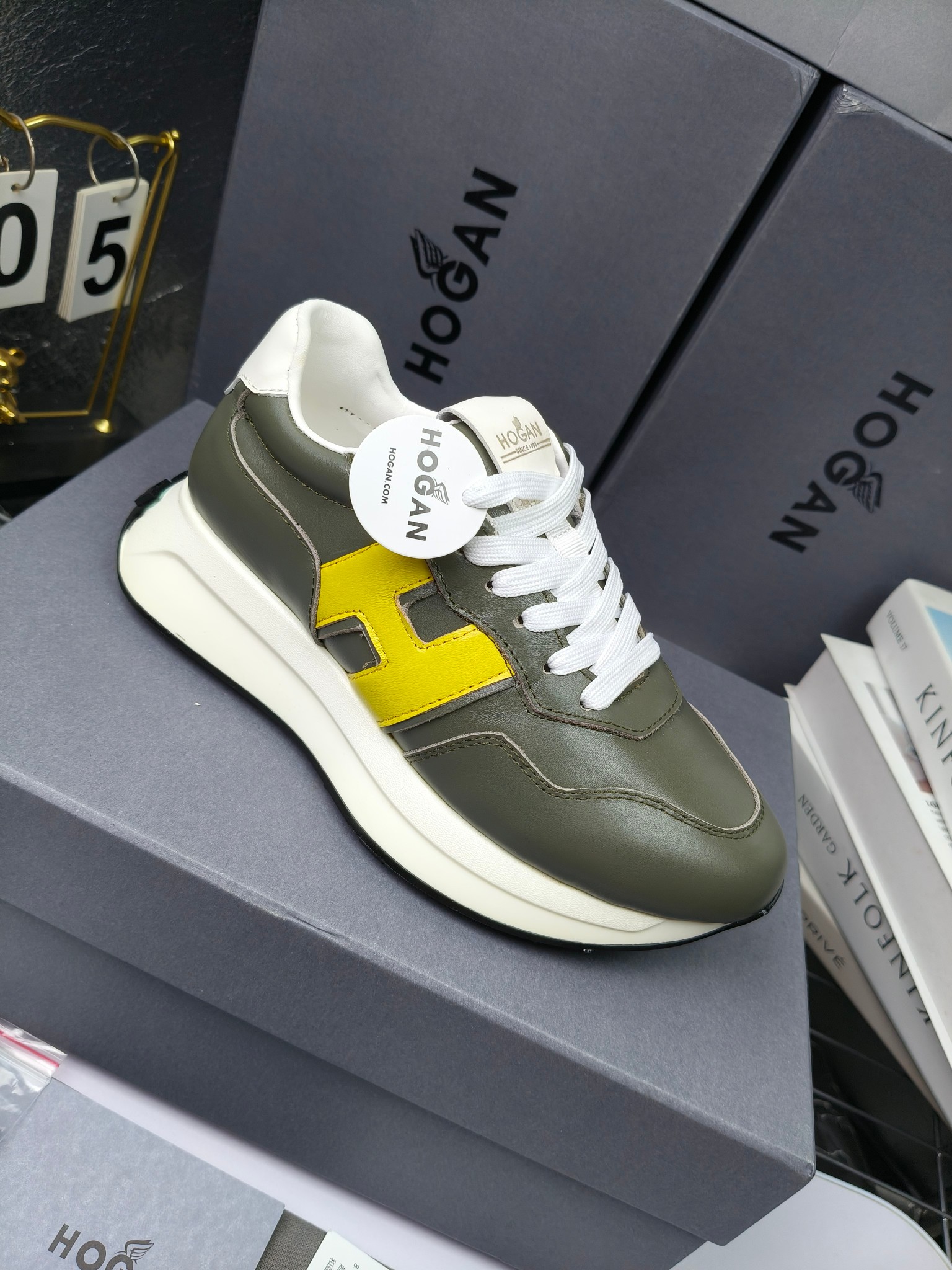 hogan
霍根 H-STRIS系列情侣款老爹鞋，
出280
厚底休闲运动鞋。
原版购入开发做货👍🏻
此款H-STRIS系列运动鞋采用竖条和波纹的厚底设计，令整鞋焕发新意活力，穿梭型格畅想，抢占视线焦点，再掀现代感都市风潮。🤩
面料：原版定制进口牛皮材质
内里：原版定制透气网里
鞋底：独家开模超轻发泡材质
底厚：约5.5cm
码数：女35-40（40.41定做）
 男39-44(38. 45.46定做)#小程序://微商相册/高清看款/7bEi7o32SyhKL8y