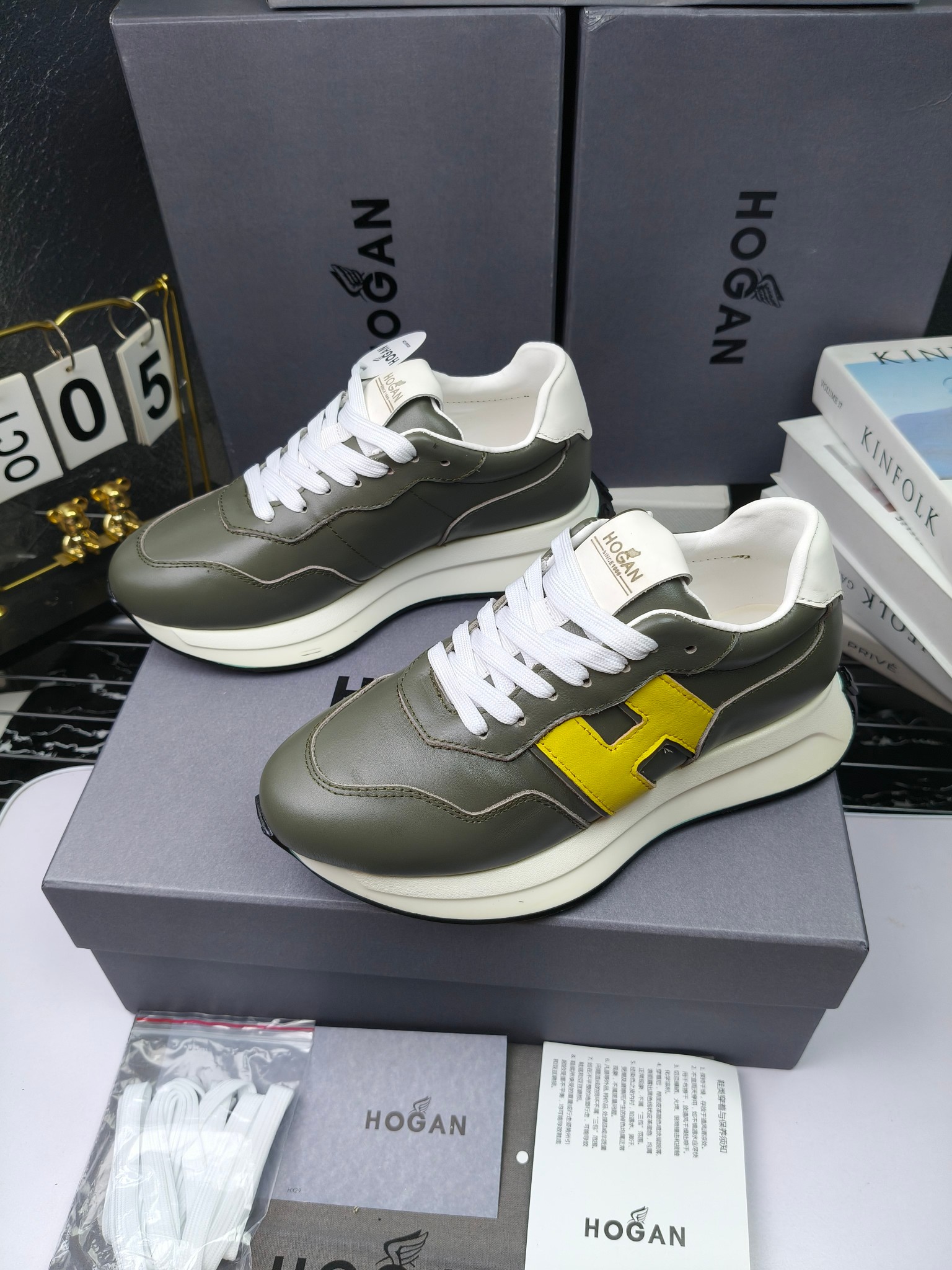 hogan
霍根 H-STRIS系列情侣款老爹鞋，
出280
厚底休闲运动鞋。
原版购入开发做货👍🏻
此款H-STRIS系列运动鞋采用竖条和波纹的厚底设计，令整鞋焕发新意活力，穿梭型格畅想，抢占视线焦点，再掀现代感都市风潮。🤩
面料：原版定制进口牛皮材质
内里：原版定制透气网里
鞋底：独家开模超轻发泡材质
底厚：约5.5cm
码数：女35-40（40.41定做）
 男39-44(38. 45.46定做)#小程序://微商相册/高清看款/7bEi7o32SyhKL8y